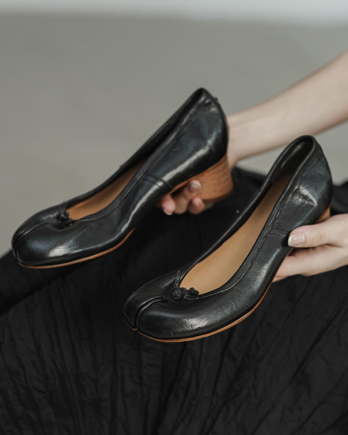 239-heeled-tabi-black-2