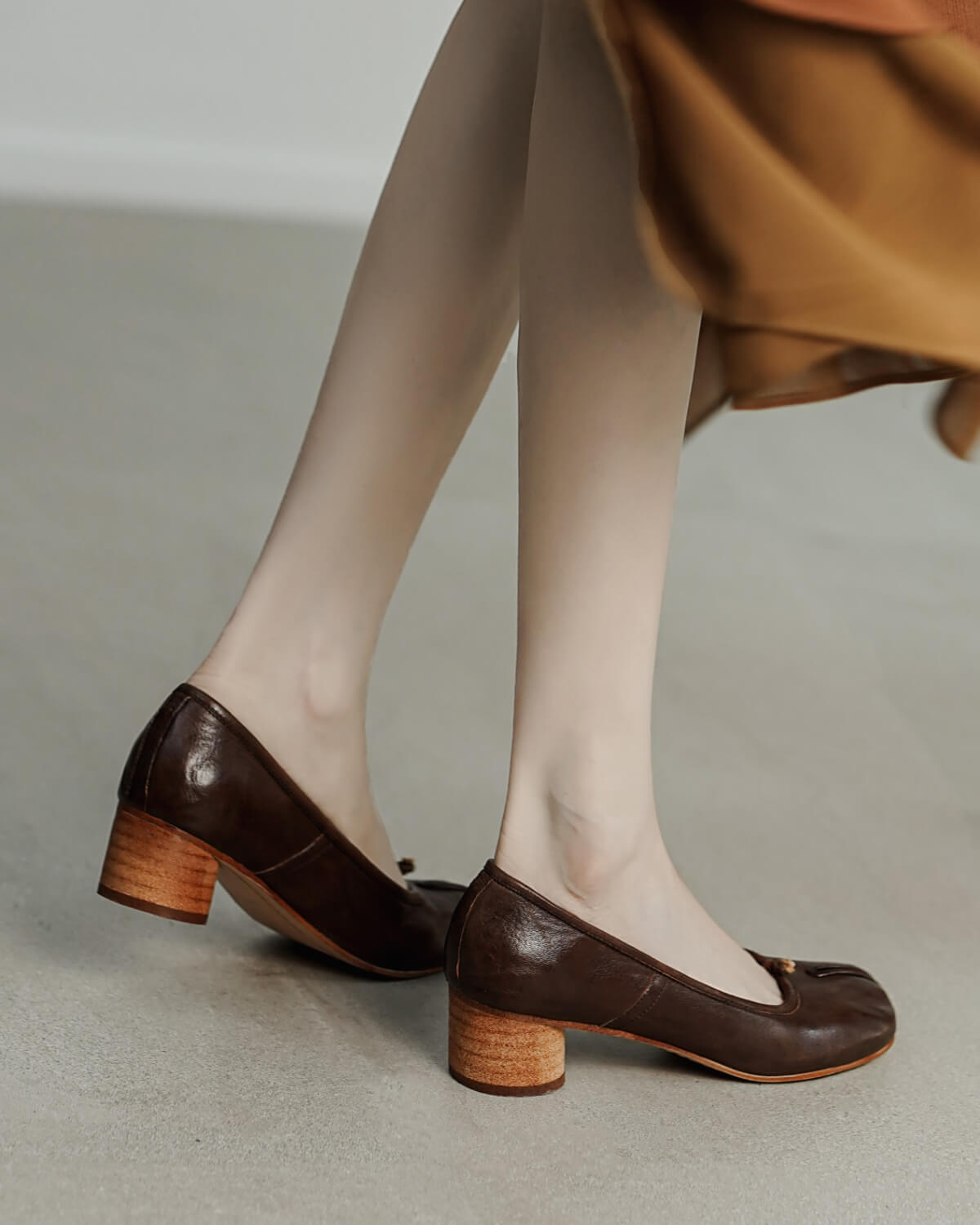 239-heeled-tabi-brown-model-1