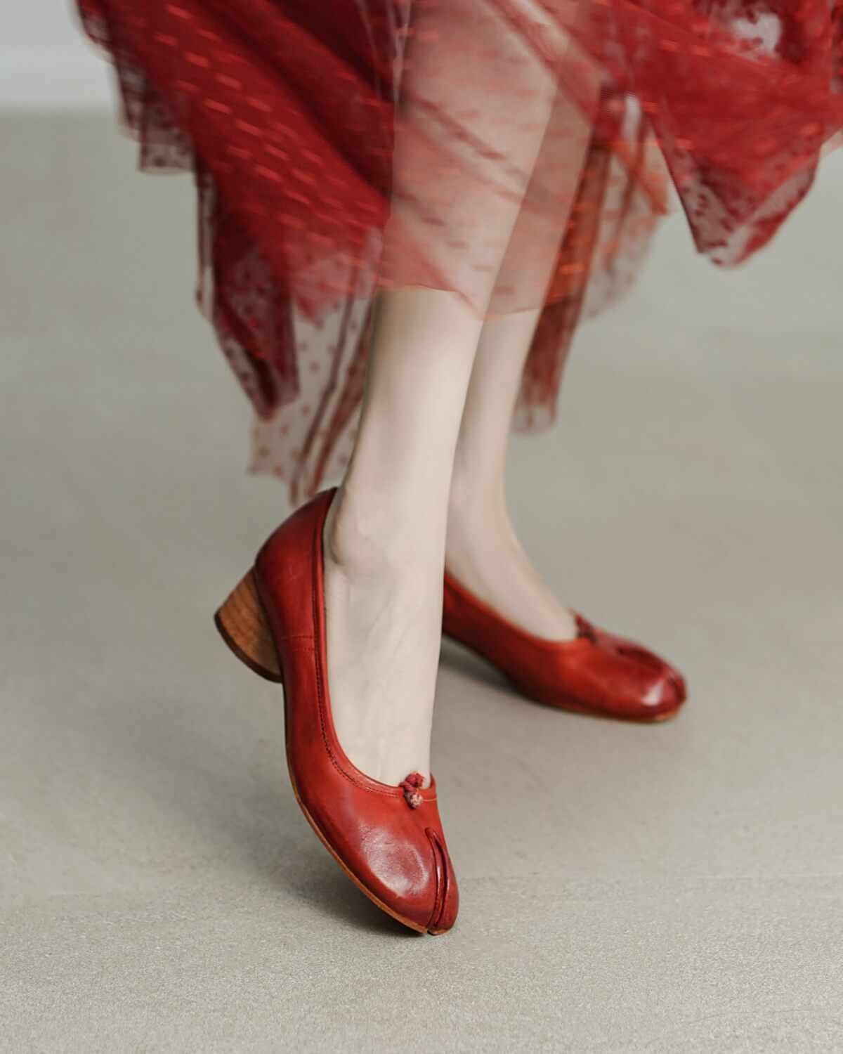 239-heeled-tabi-red-model-4