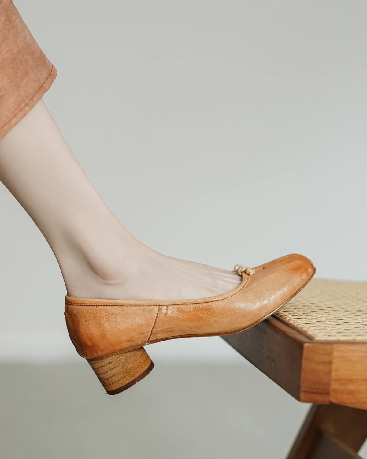 239-heeled-tabi-tan-model-1
