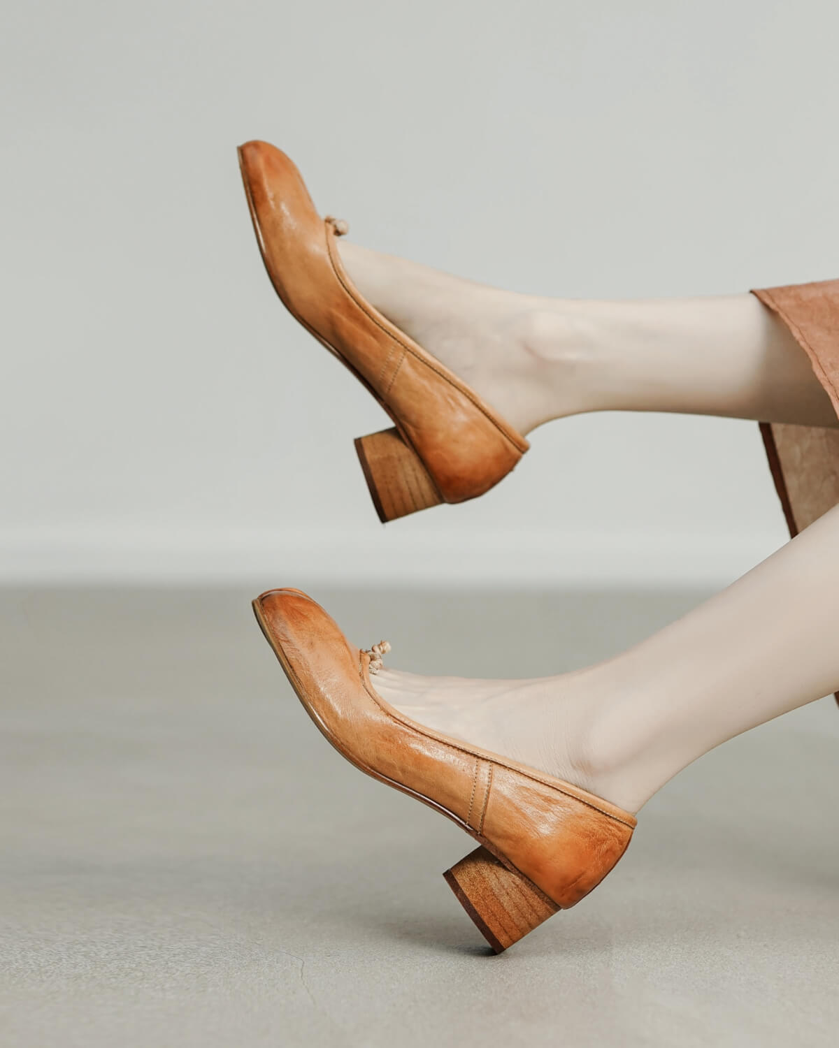 239-heeled-tabi-tan-model-2