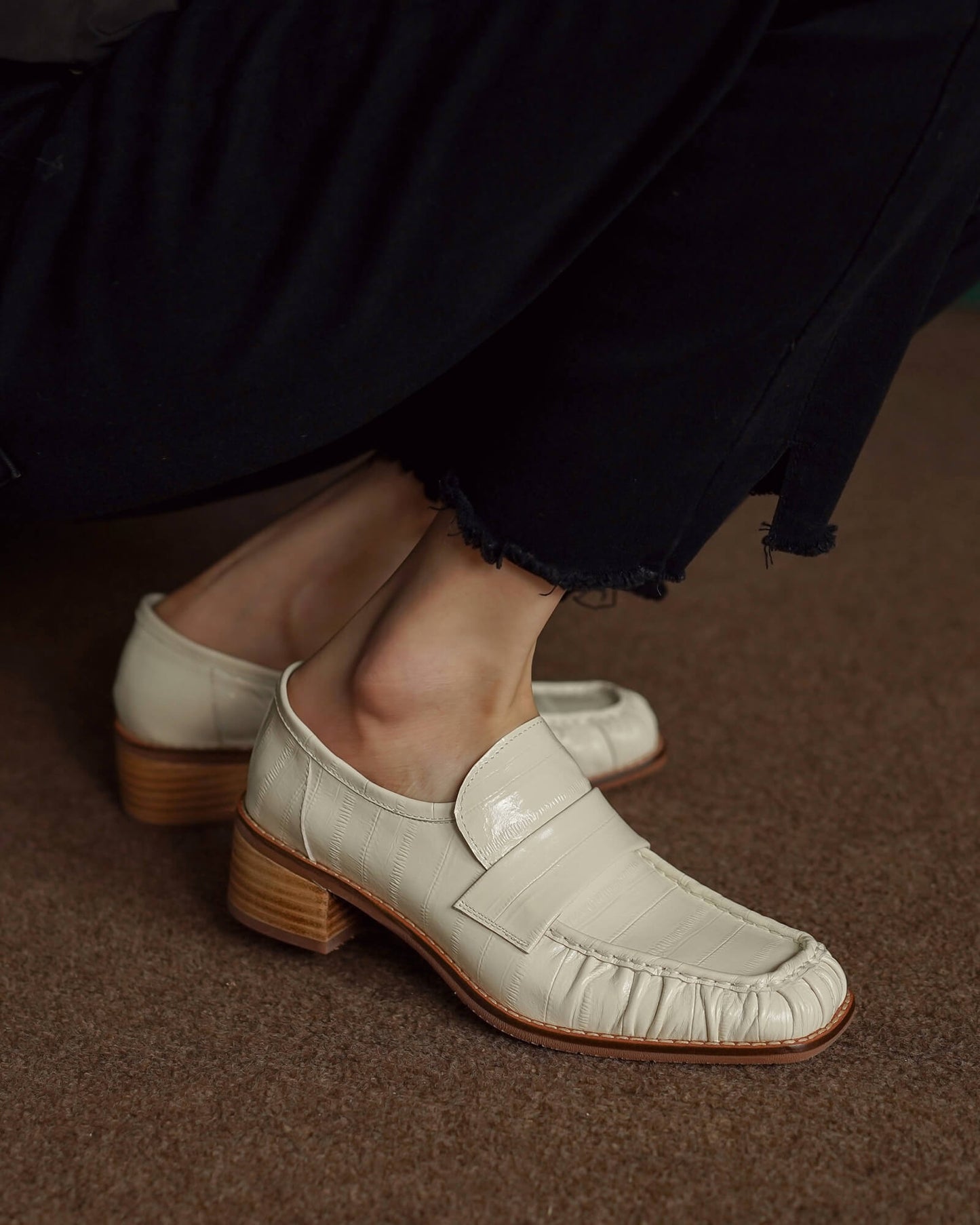 342-45mm-leather-loafers-white-model