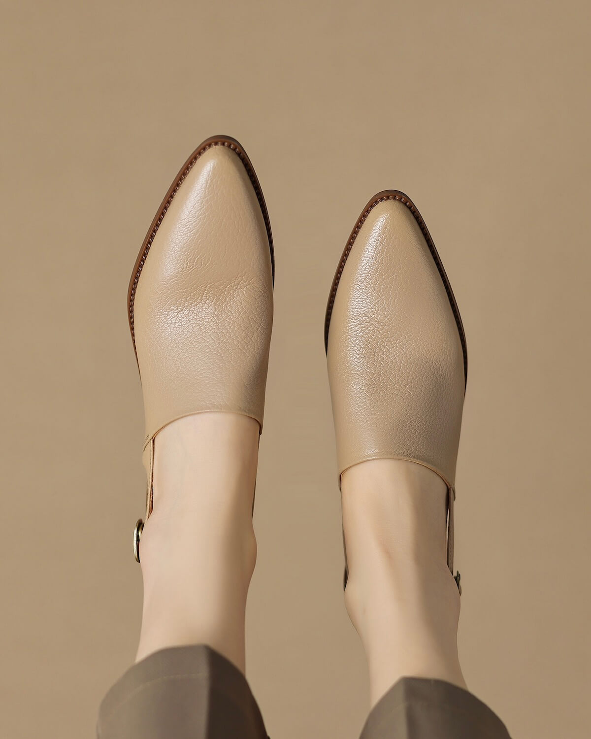 Katy-nude-leather-slingback-loafers-model-1