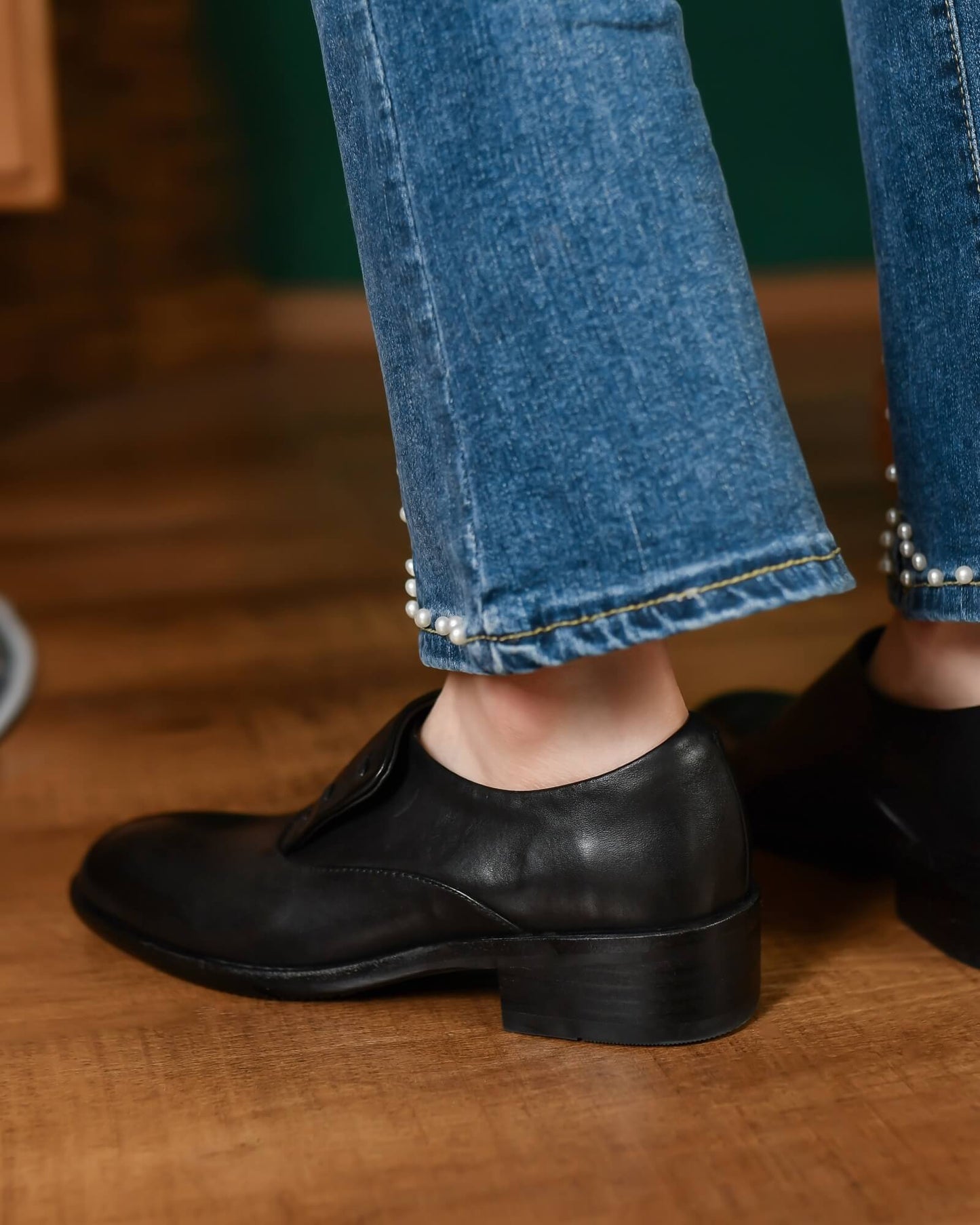 Korio-monk-style-leather-loafers-black-model-1