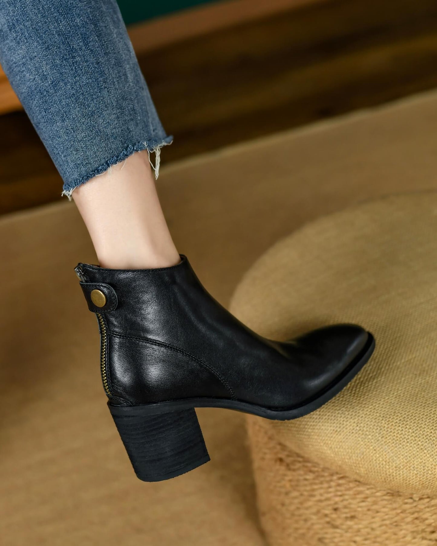 Meru-heeled-leather-boots-black-model-1