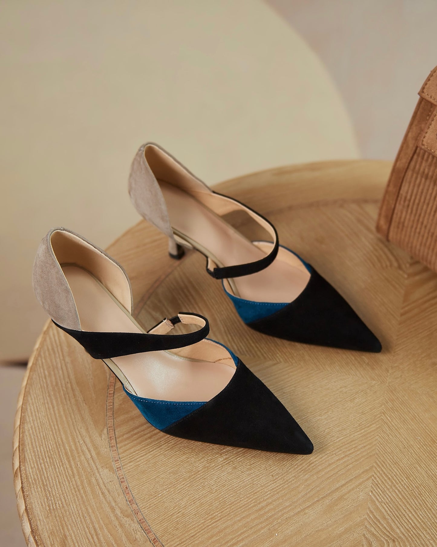 Nifee-contrast-color-pumps-black-1