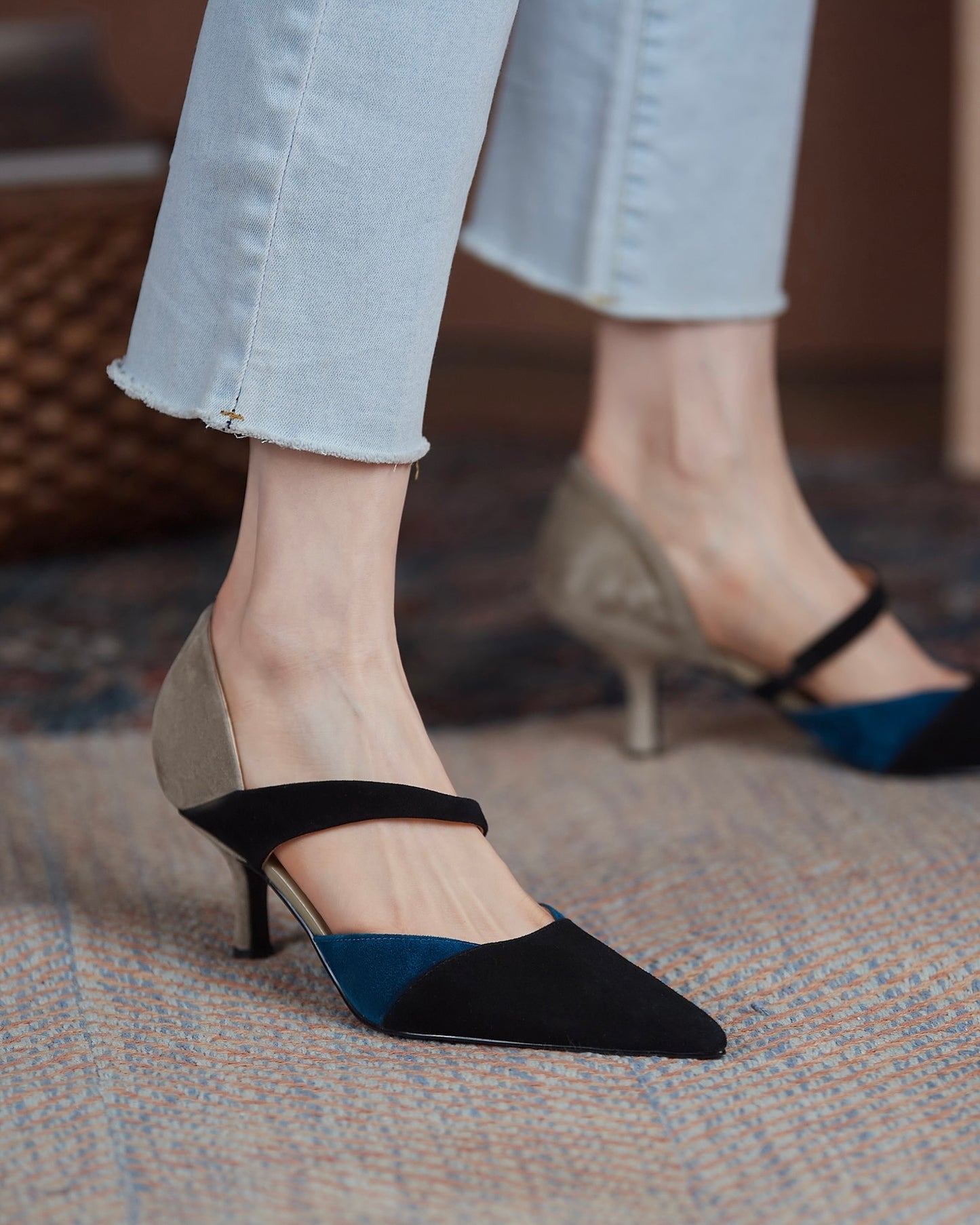 Nifee-contrast-color-pumps-black-model-1