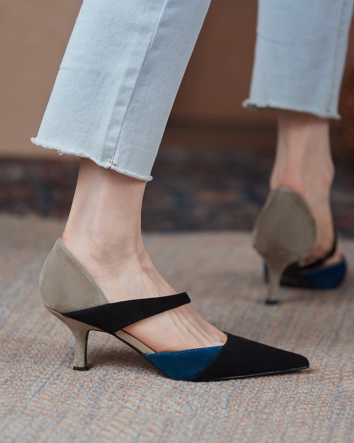 Nifee-contrast-color-pumps-black-model-3
