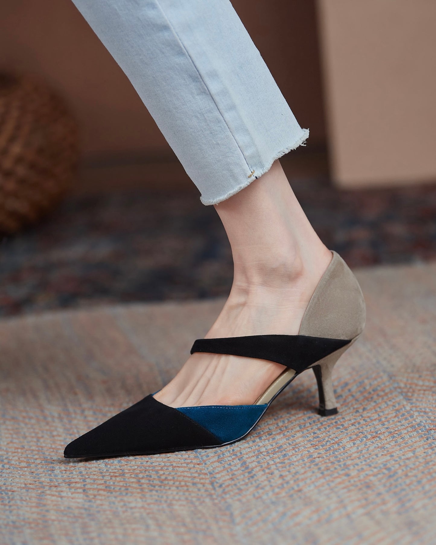 Nifee-contrast-color-pumps-black-model