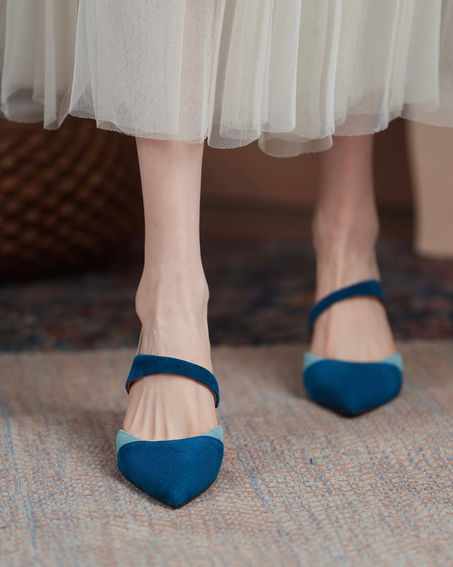 Nifee-contrast-color-pumps-blue-model-1