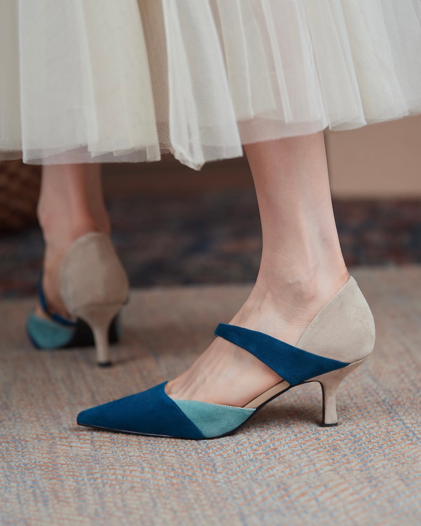 Nifee-contrast-color-pumps-blue-model-3