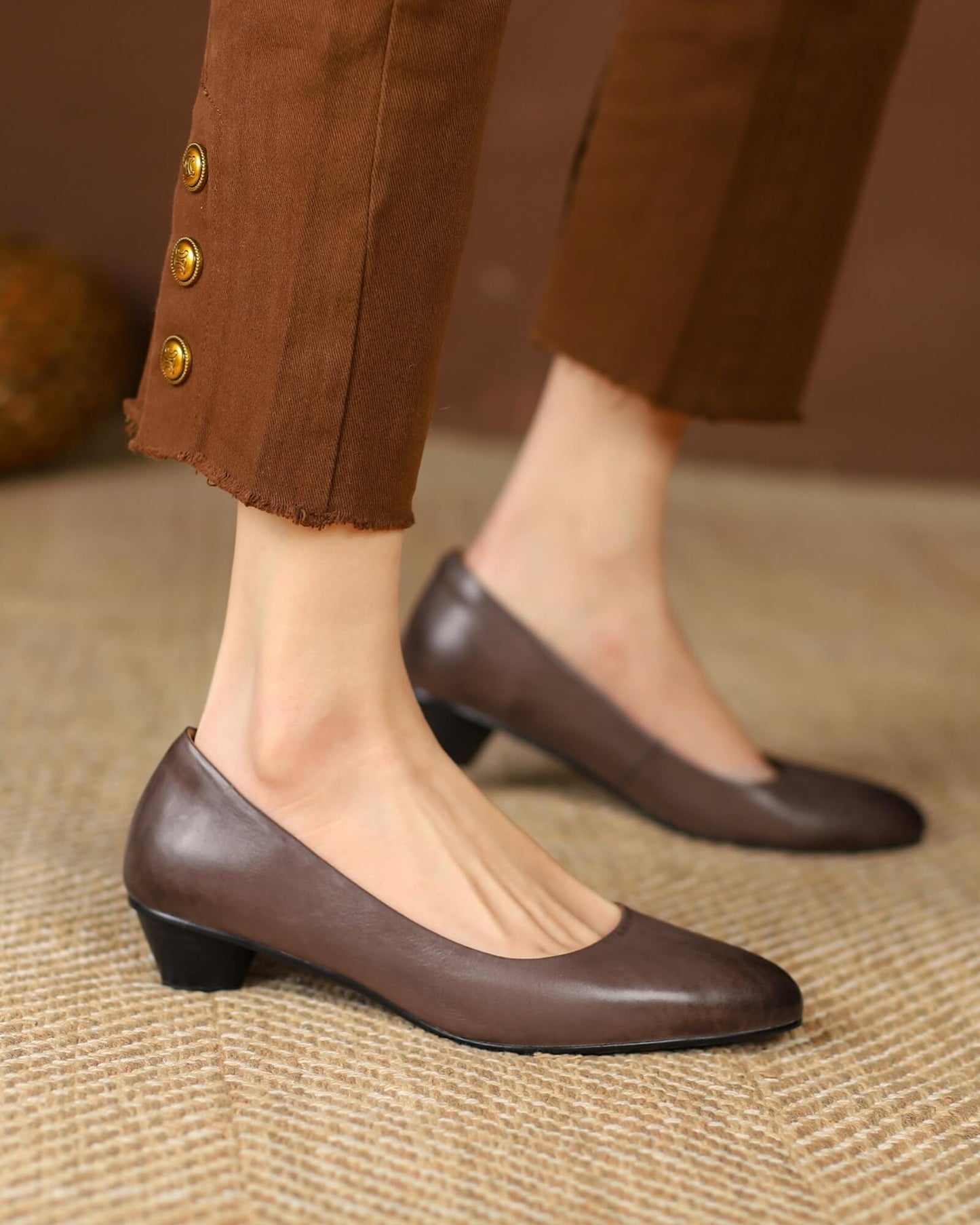 Rapur-leather-pumps-gray-model-2