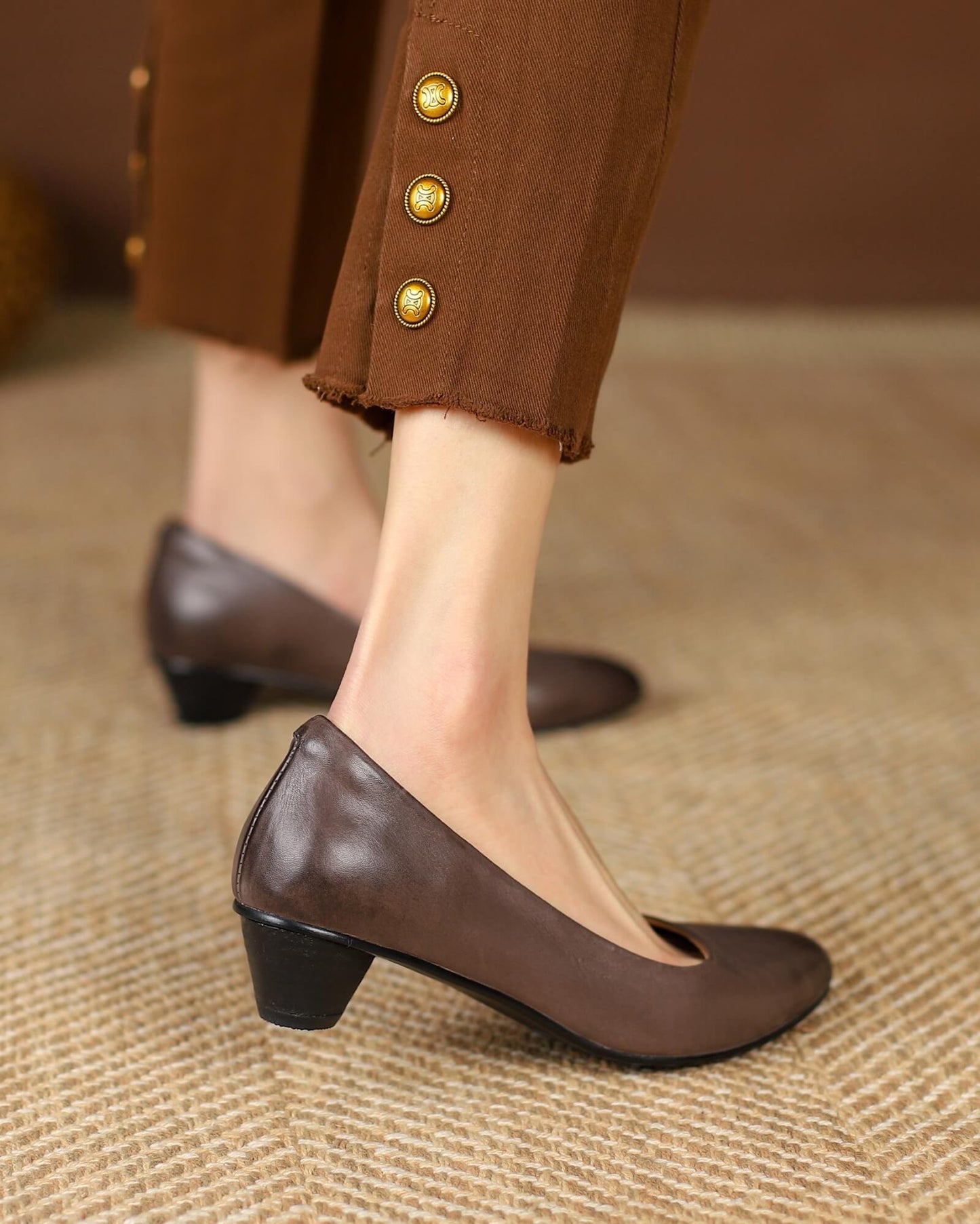 Rapur-leather-pumps-gray-model-3