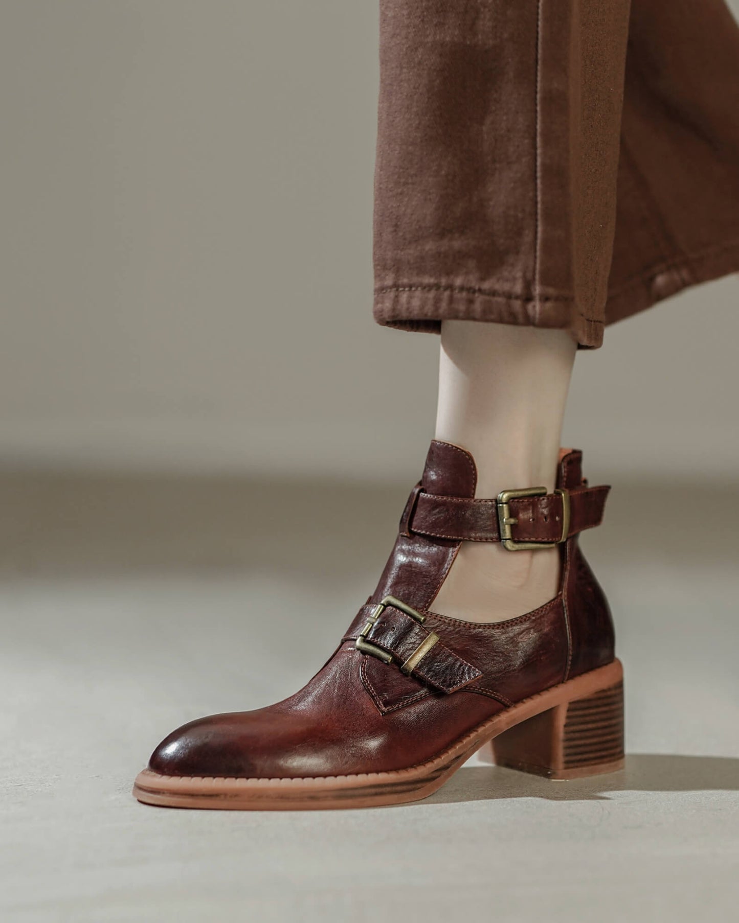 Tawa-horsehide-cut-out-boots-brown-model-1