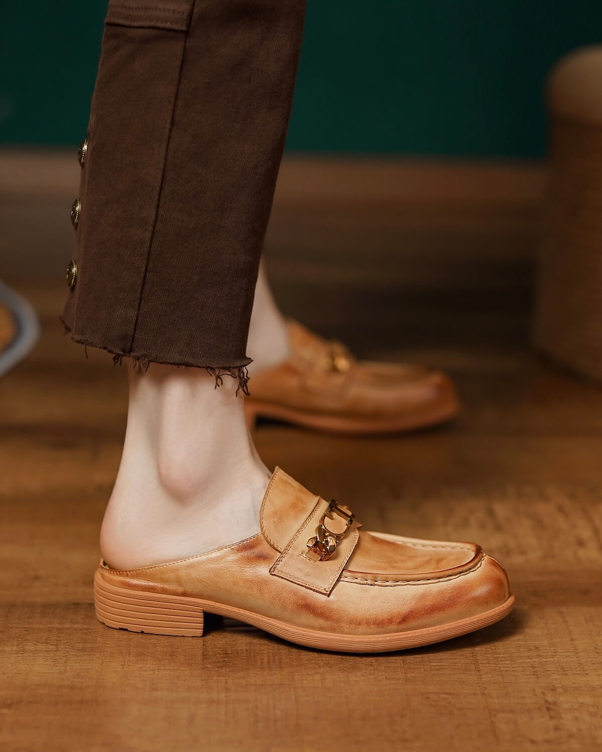 katni-mule-loafers-tan-leather-model-1