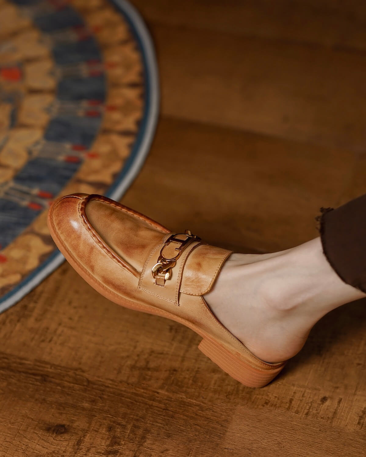 katni-mule-loafers-tan-leather-model-2