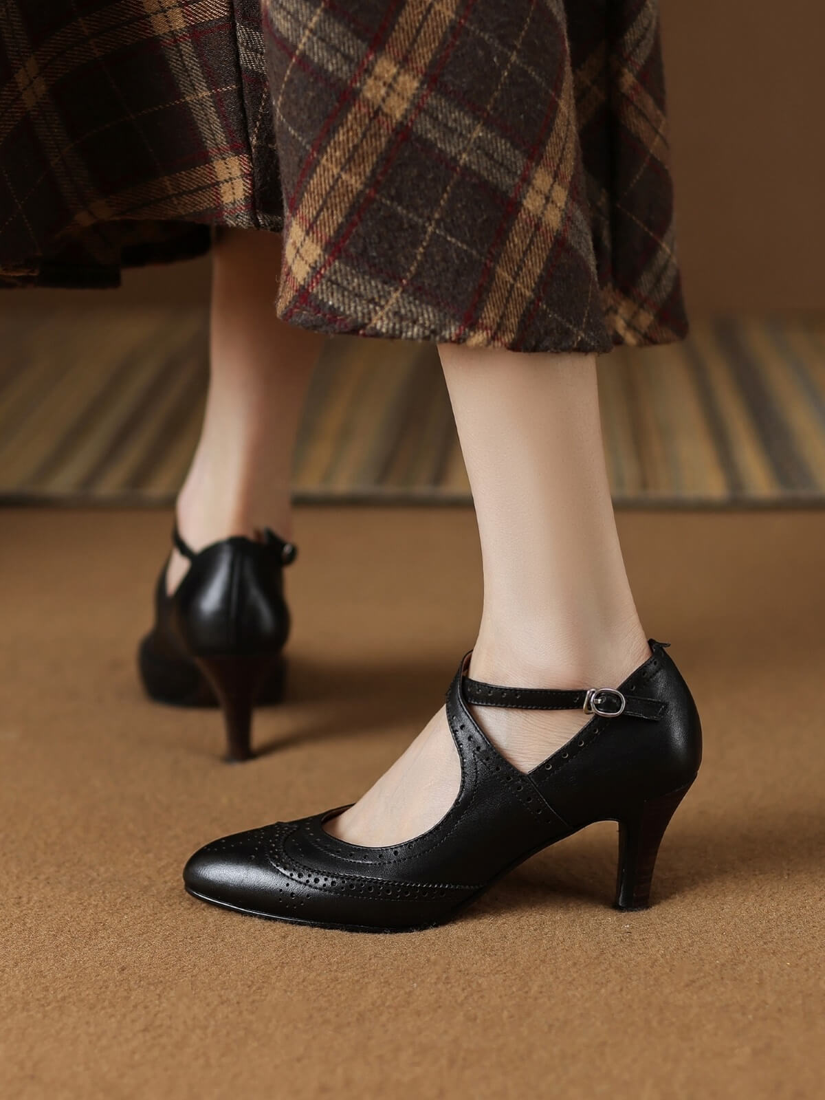 Codia-Black-Leather-Mary-Jane-Pumps-Model