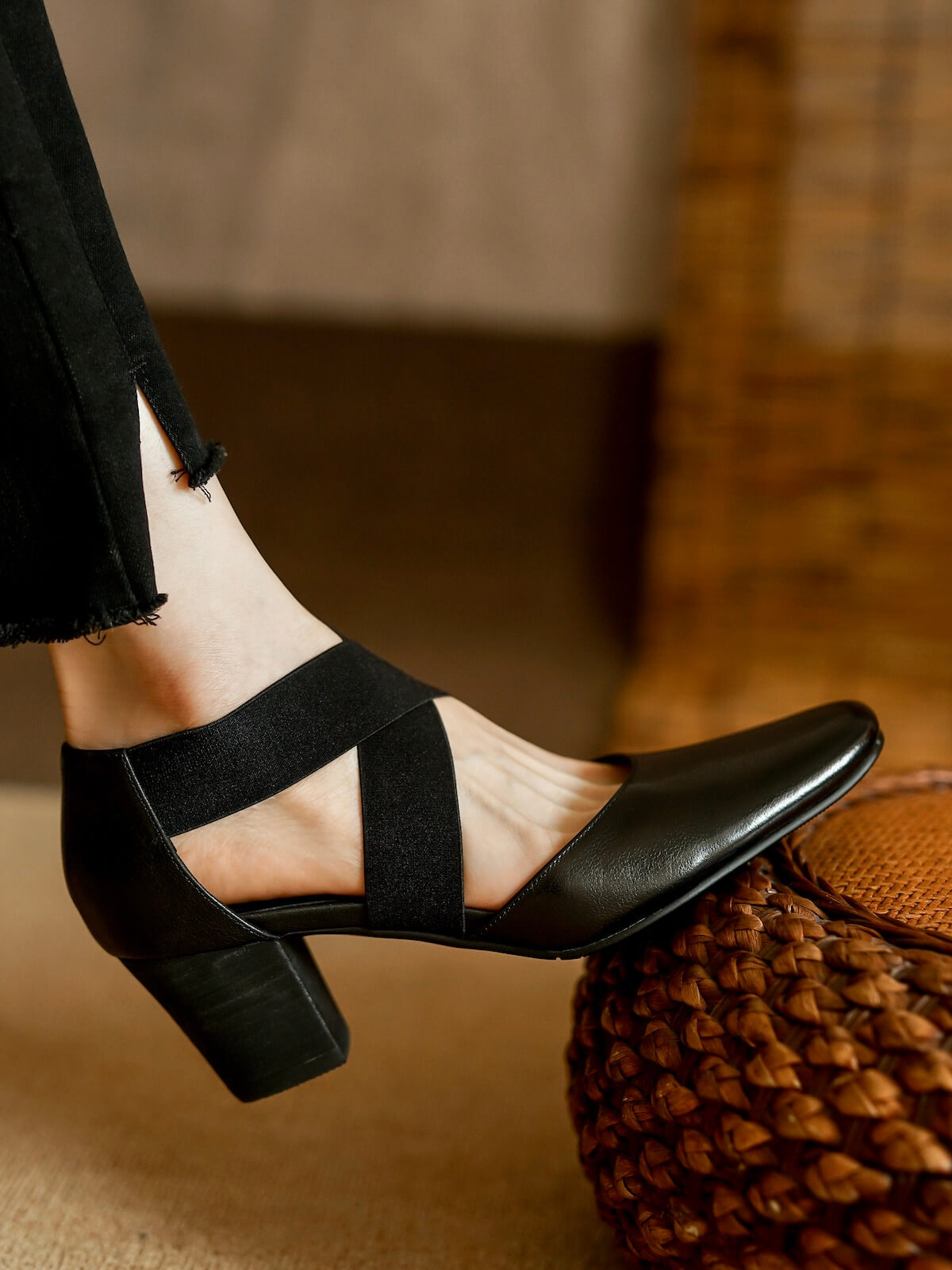 Ganna-Black-Leather-Pumps-Model-1