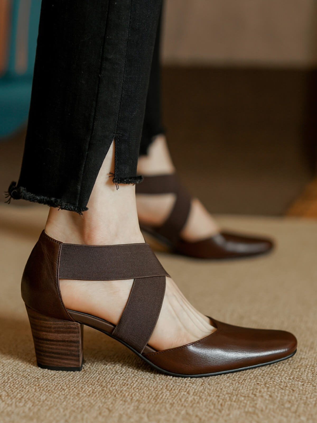 Ganna-Brown-Leather-Pumps-Model