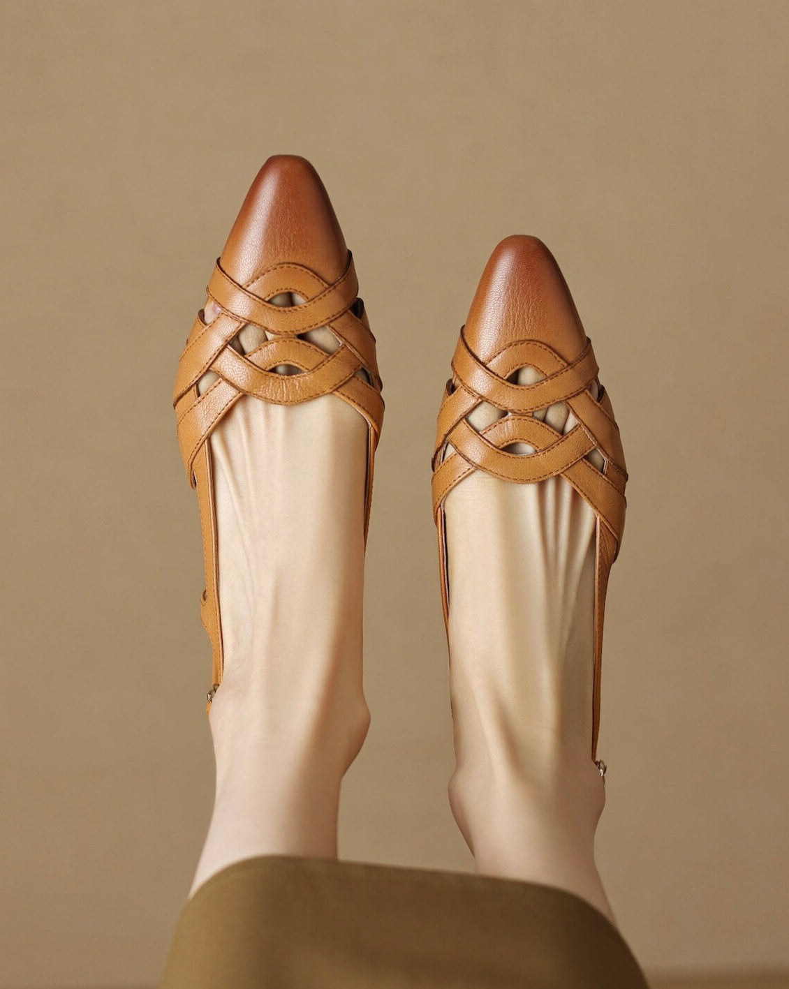 Moda-flat-leather-sandals-tan-model-2
