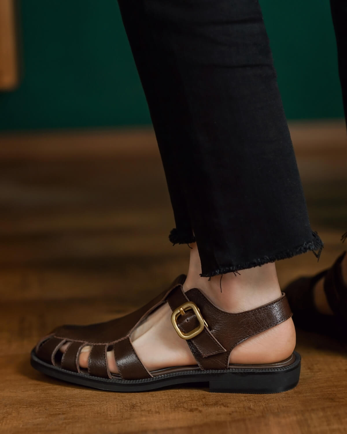 Savana-fisherman-brown-leather-flat-sandals-model