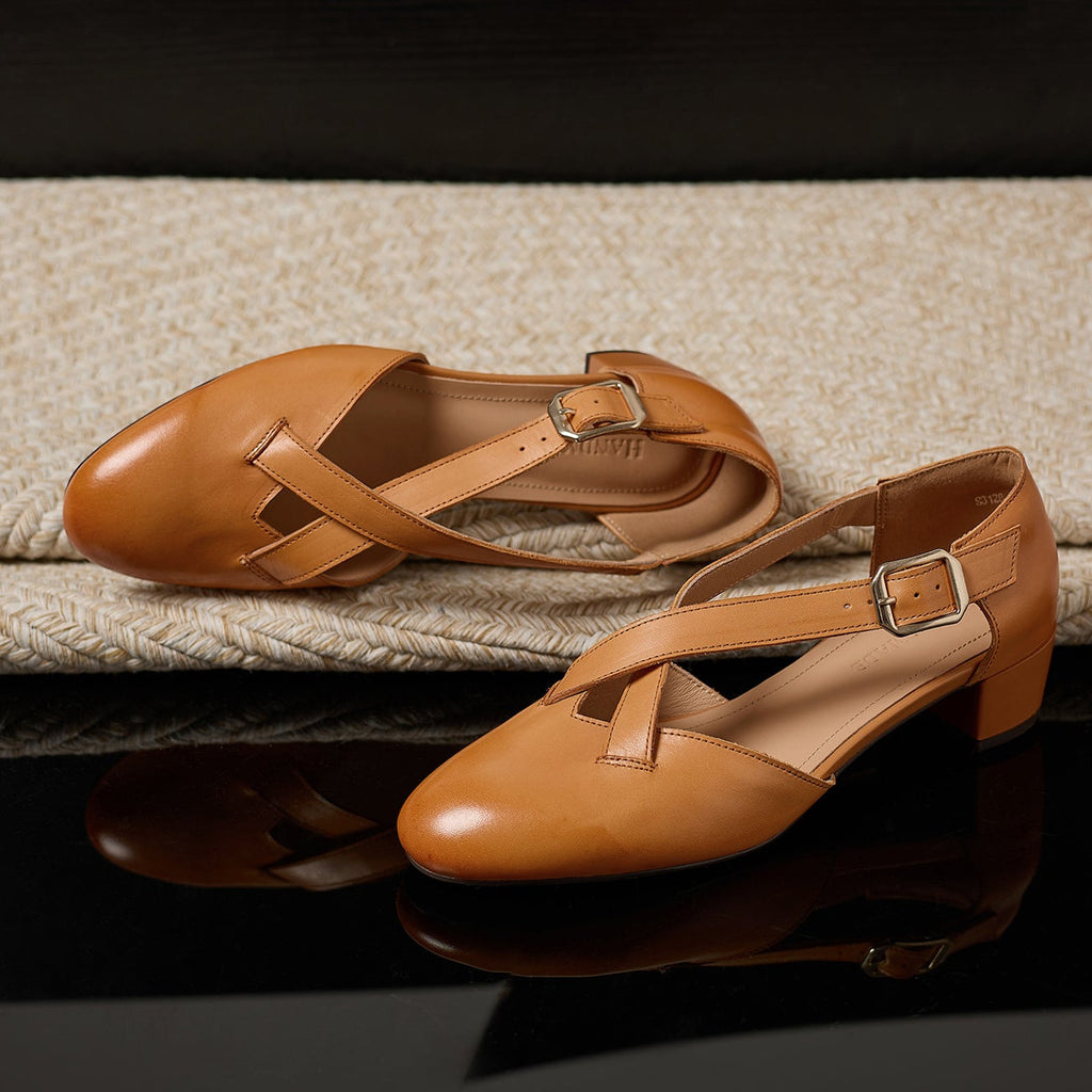 3128 - Pumps med Korsade Remmar