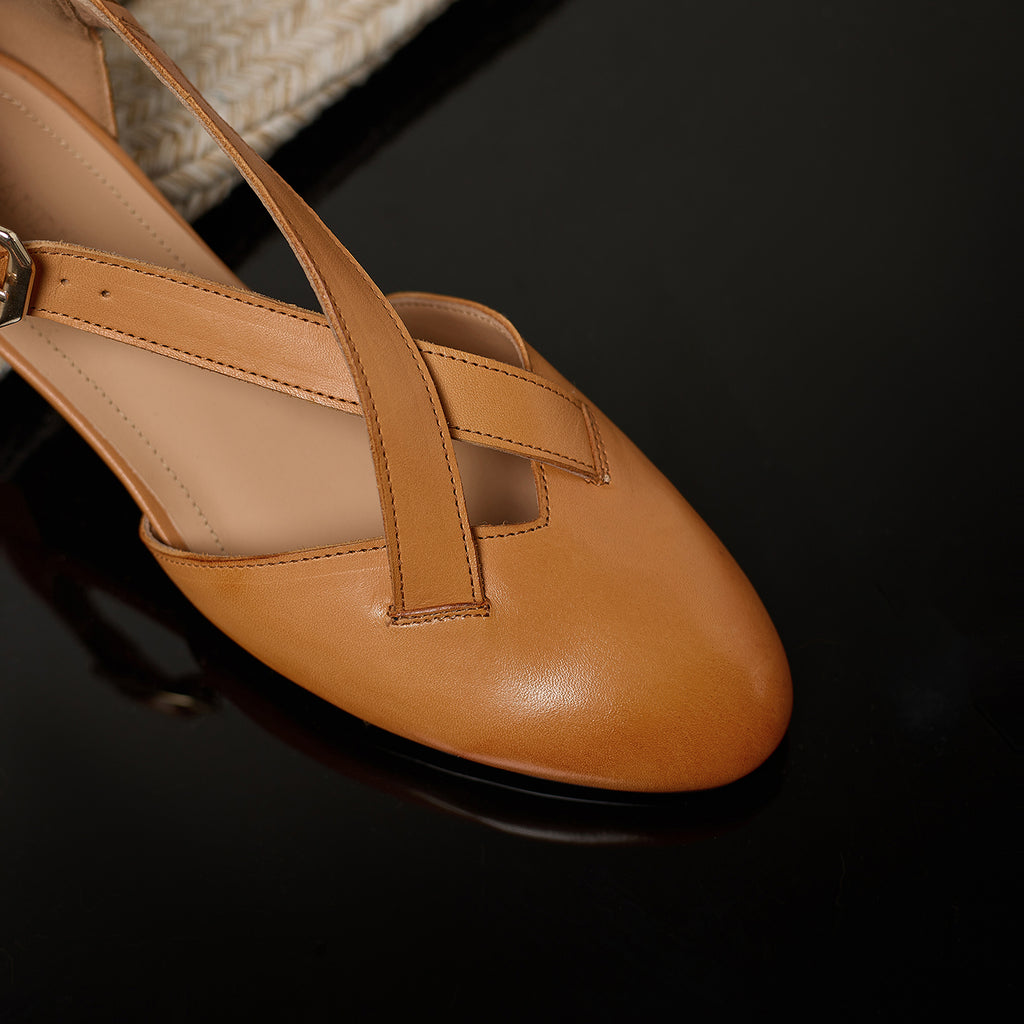 3128 - Pumps med Korsade Remmar