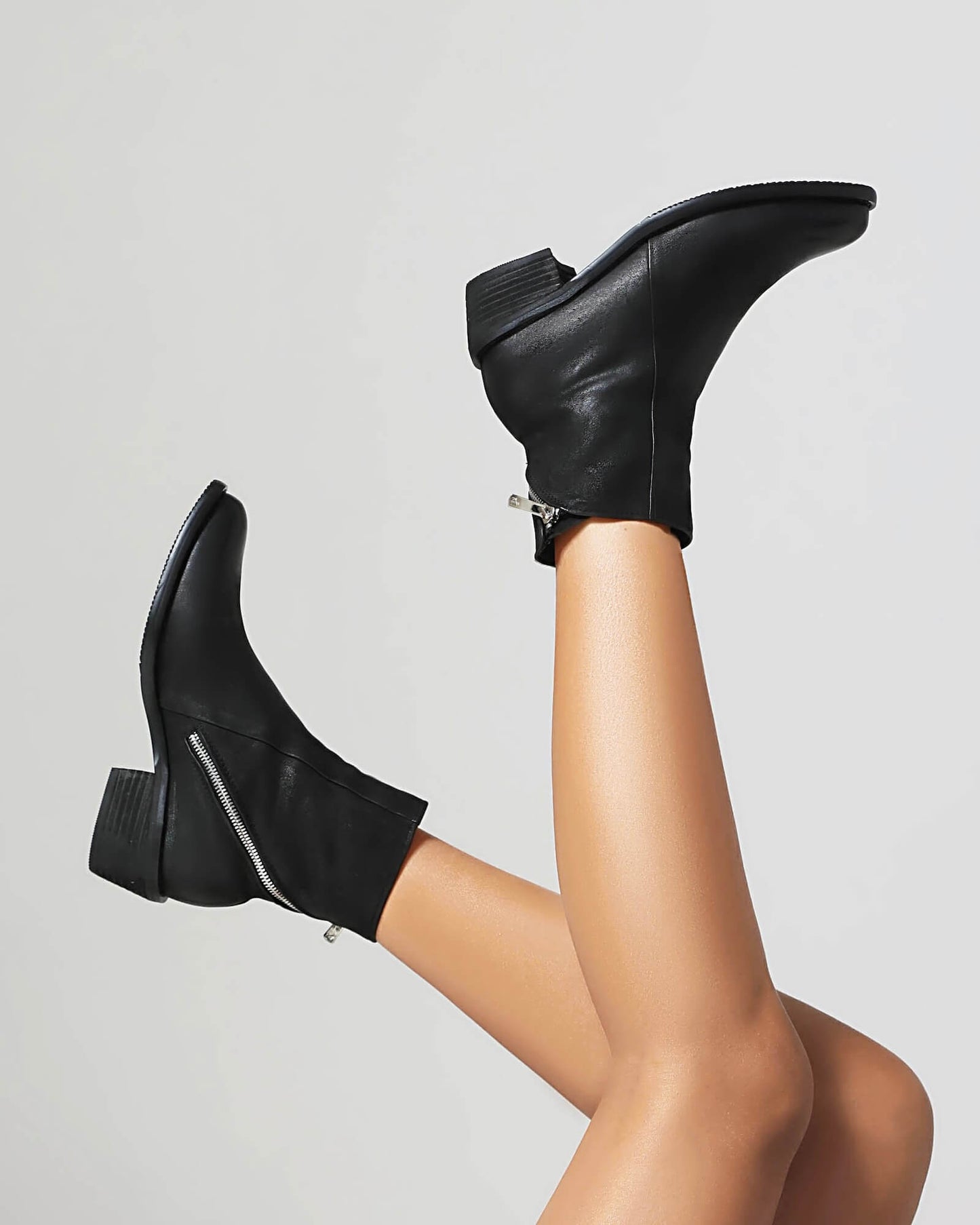 321-black-leather-pointed-toe-boots-model-2