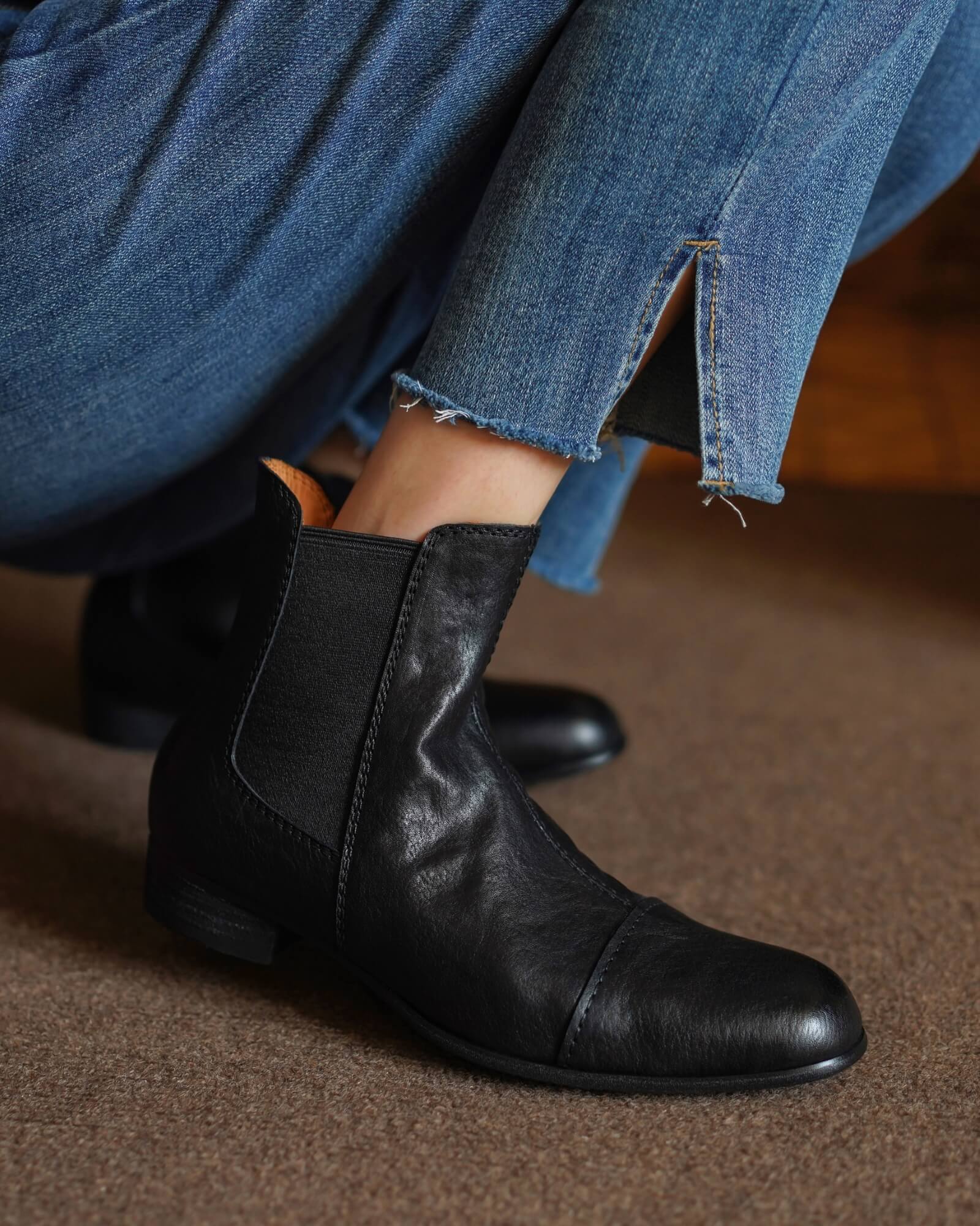 370-cap-toe-black-leather-boots-model-1