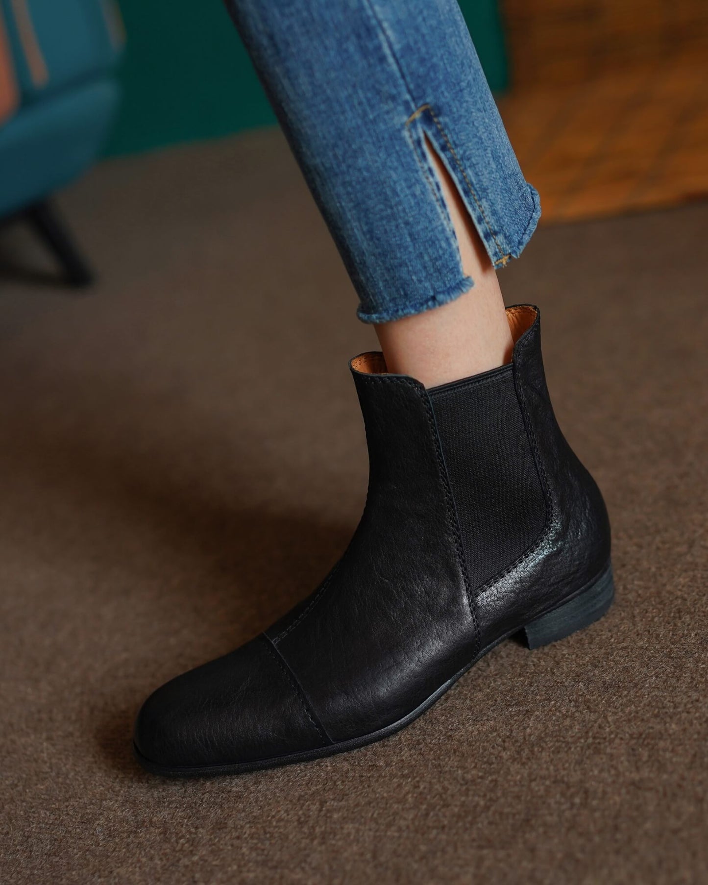 370-cap-toe-black-leather-boots-model