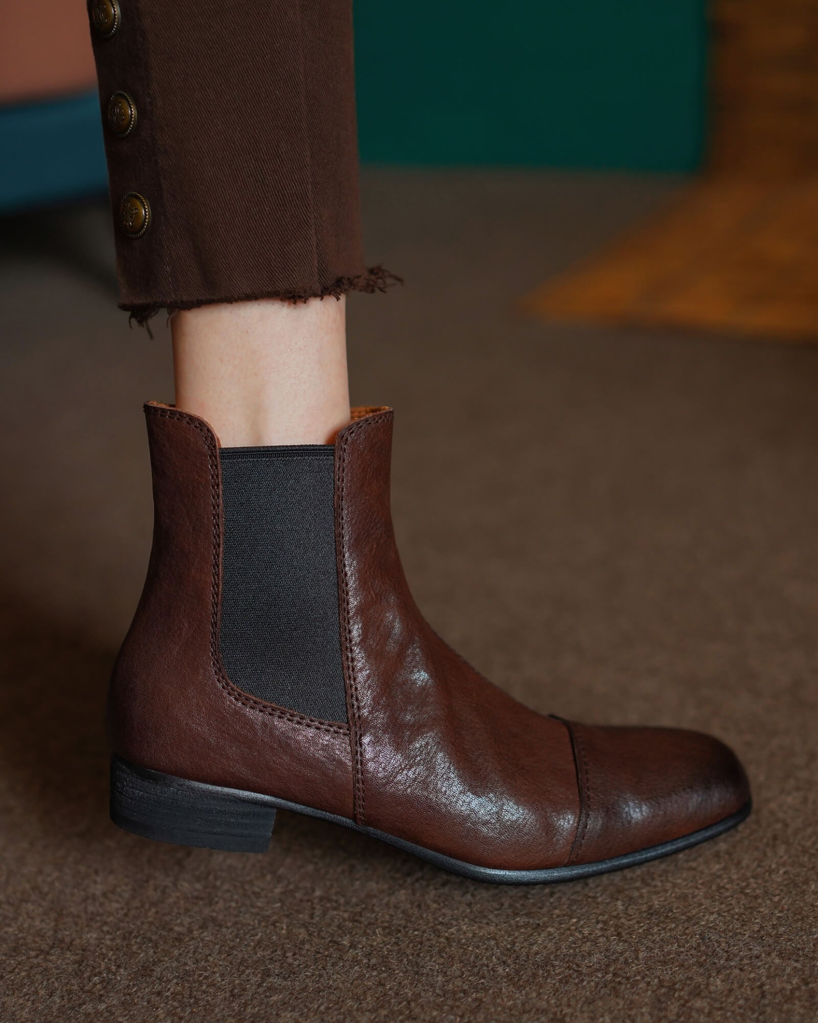 370-cap-toe-brown-leather-boots-model-2
