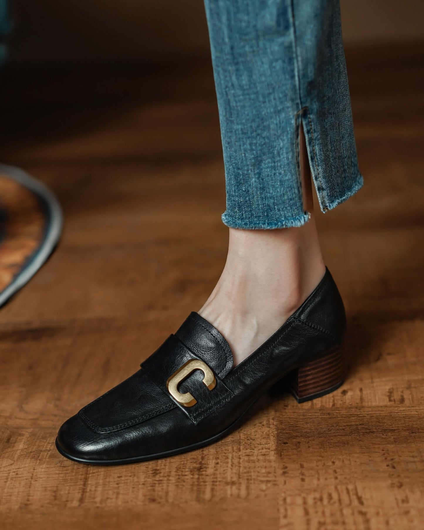 415-c-buckled-leather-loafers-black-model