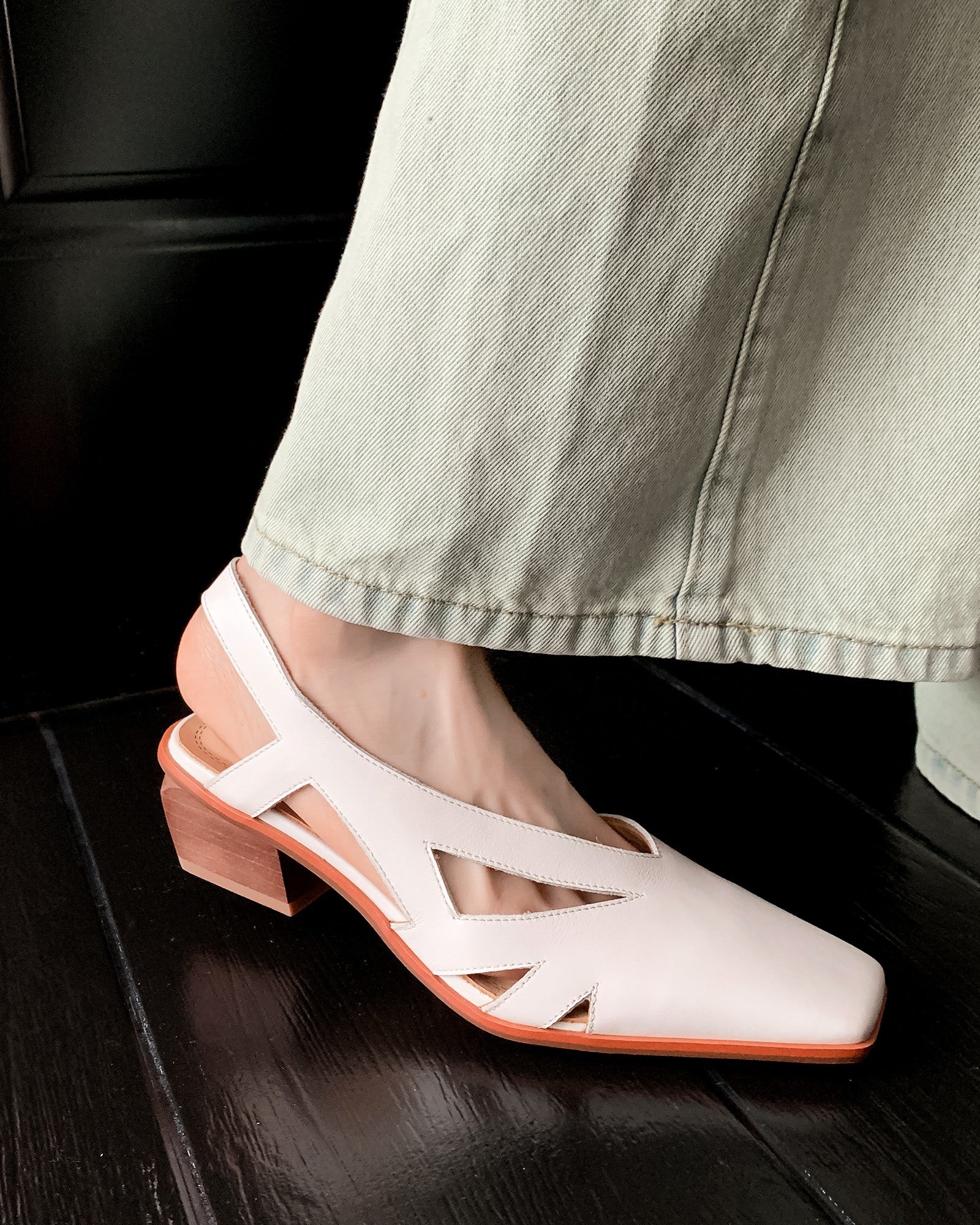 456 - Sandalias con Correa Asimétrica