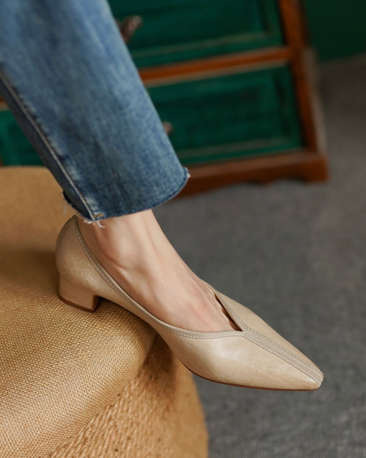 Cayln-topstitching-leather-pumps-beige-model-1