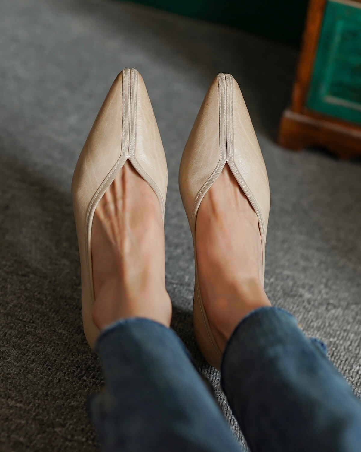 Cayln-topstitching-leather-pumps-beige-model