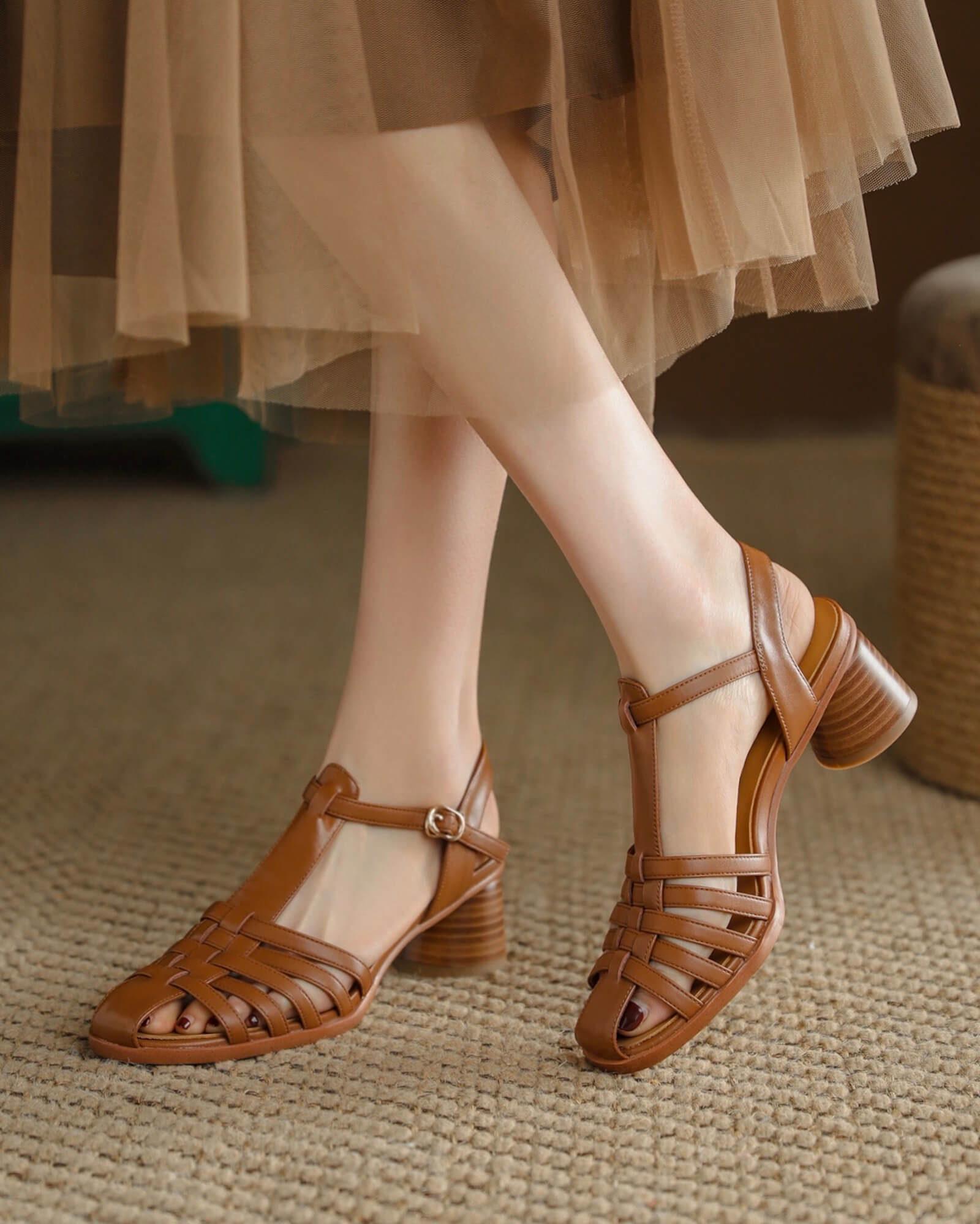 Elida-fisherman-leather-sandals-brown-model