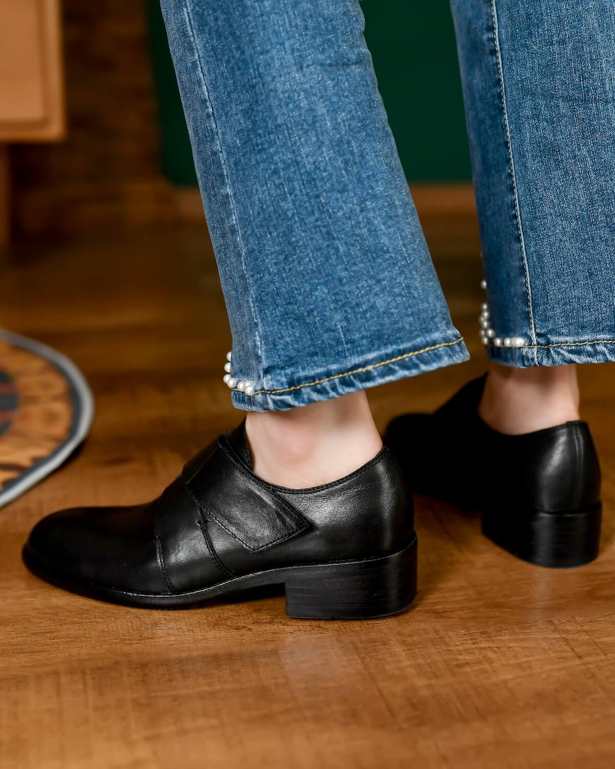 Ferio-black-leather-loafers-model