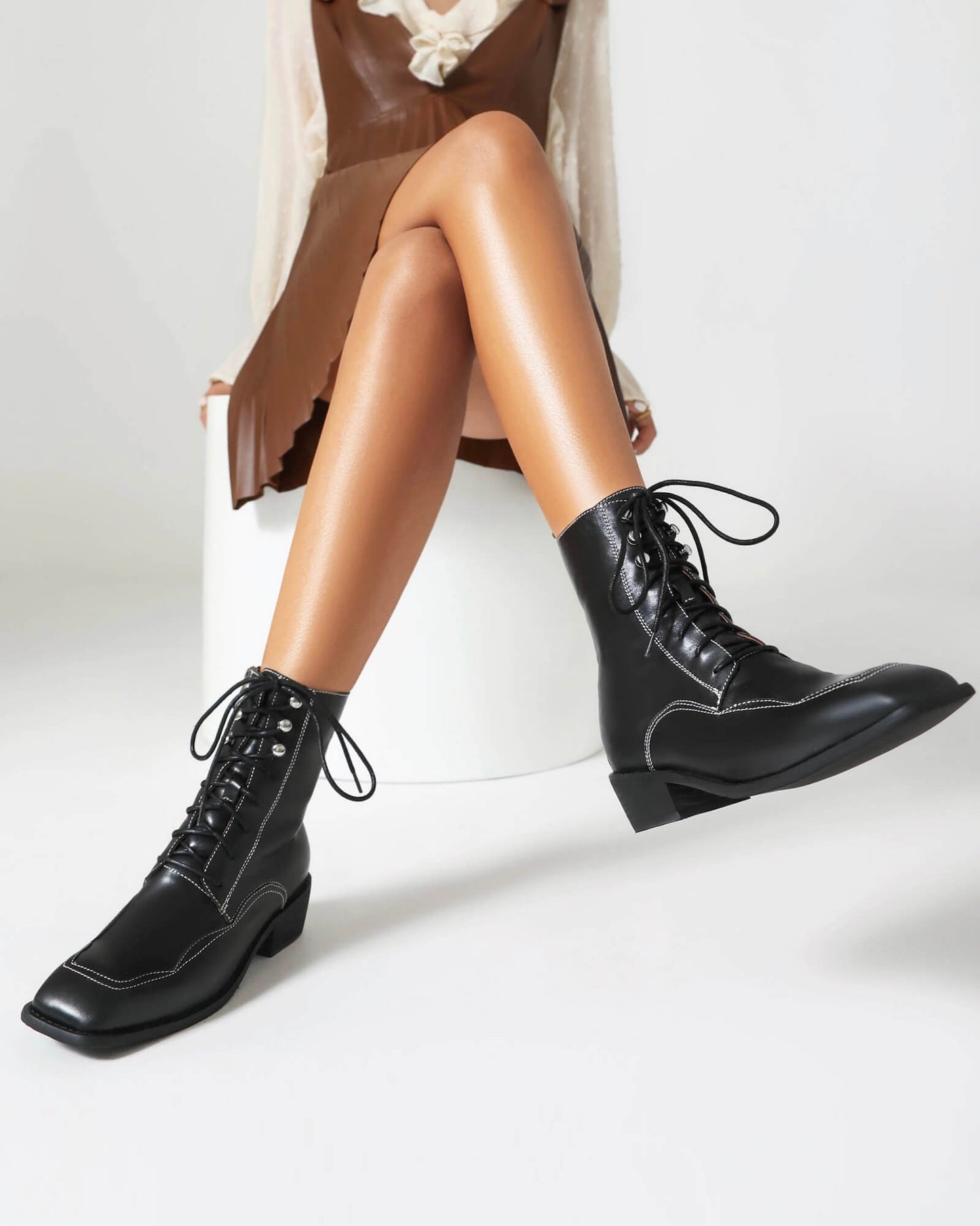 Foria-topstitching-leather-boots-model-5