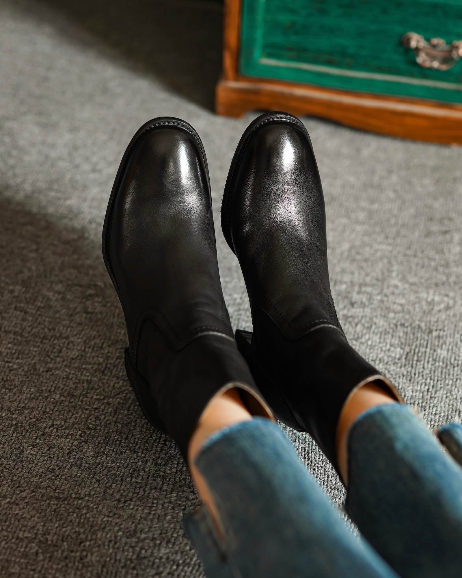 Gota-black-leather-boots-model-1
