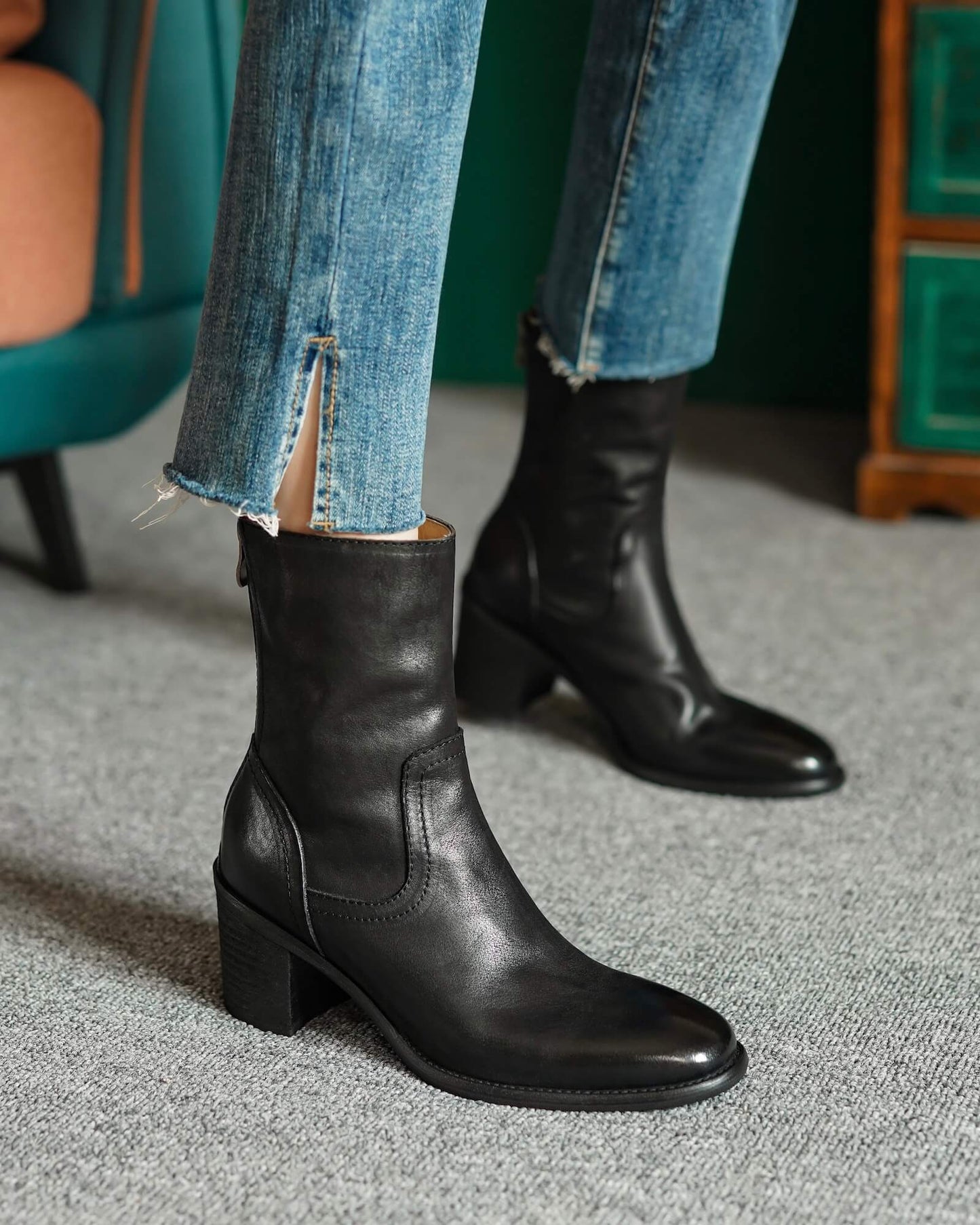 Gota-black-leather-boots-model