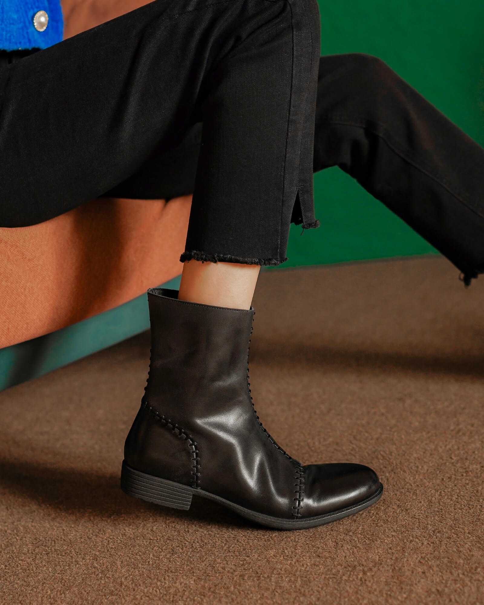Jil-black-leather-stitching-boots-model-1