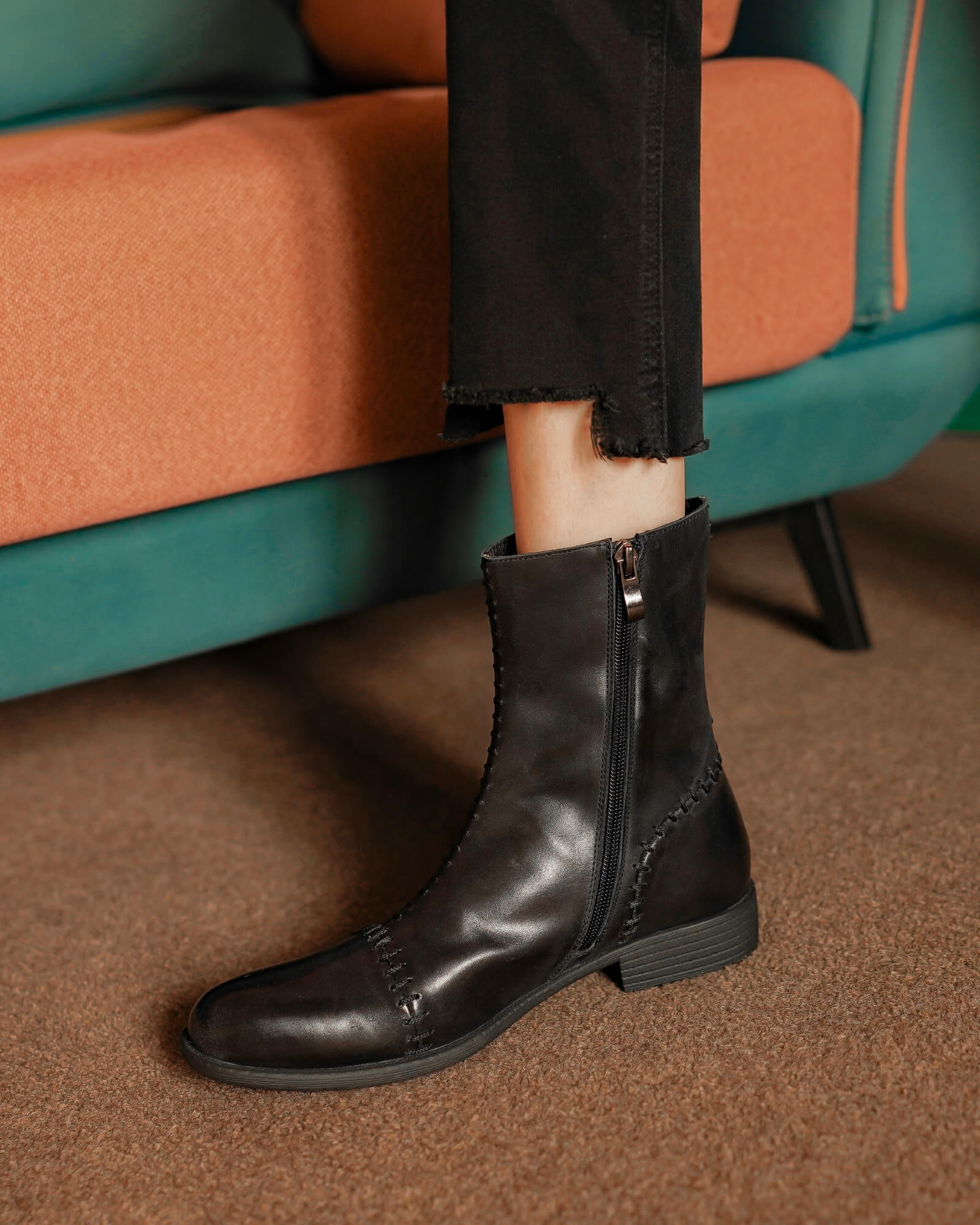 Jil-black-leather-stitching-boots-model