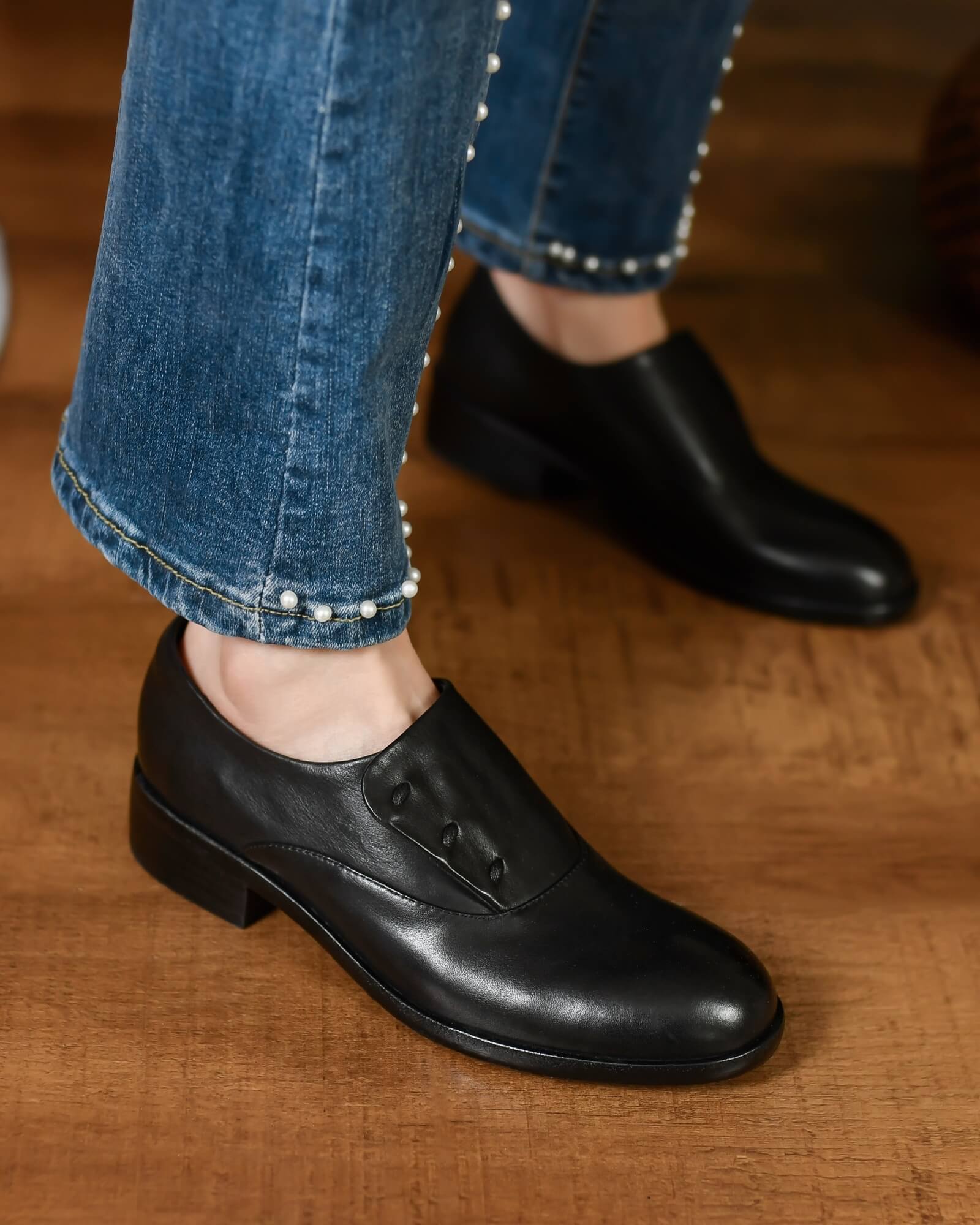 Korio-monk-style-leather-loafers-black-model