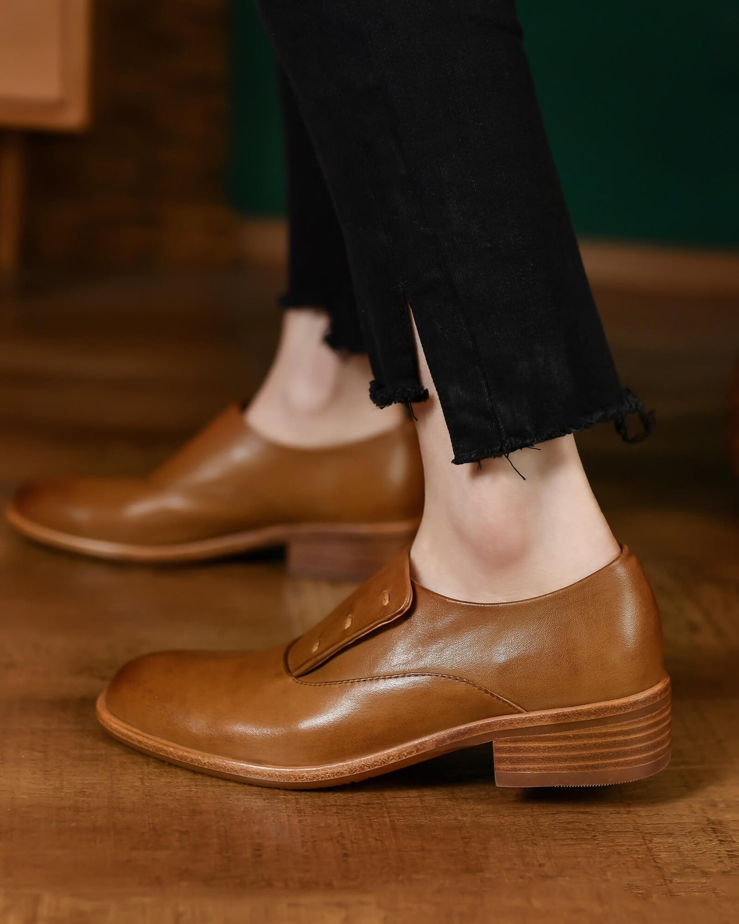 Korio-monk-style-leather-loafers-tan-model