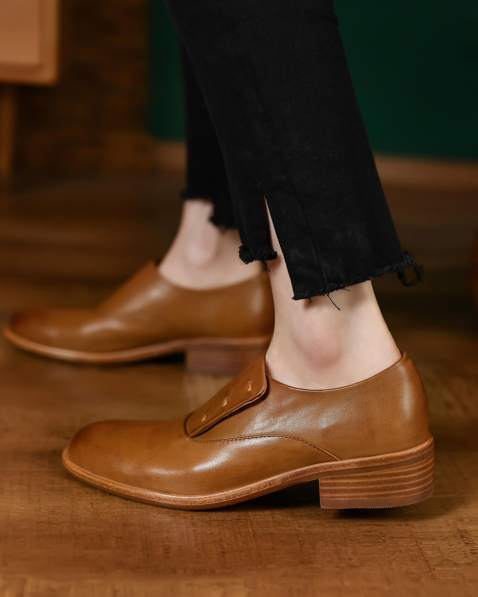 Korio-monk-style-leather-loafers-tan-model