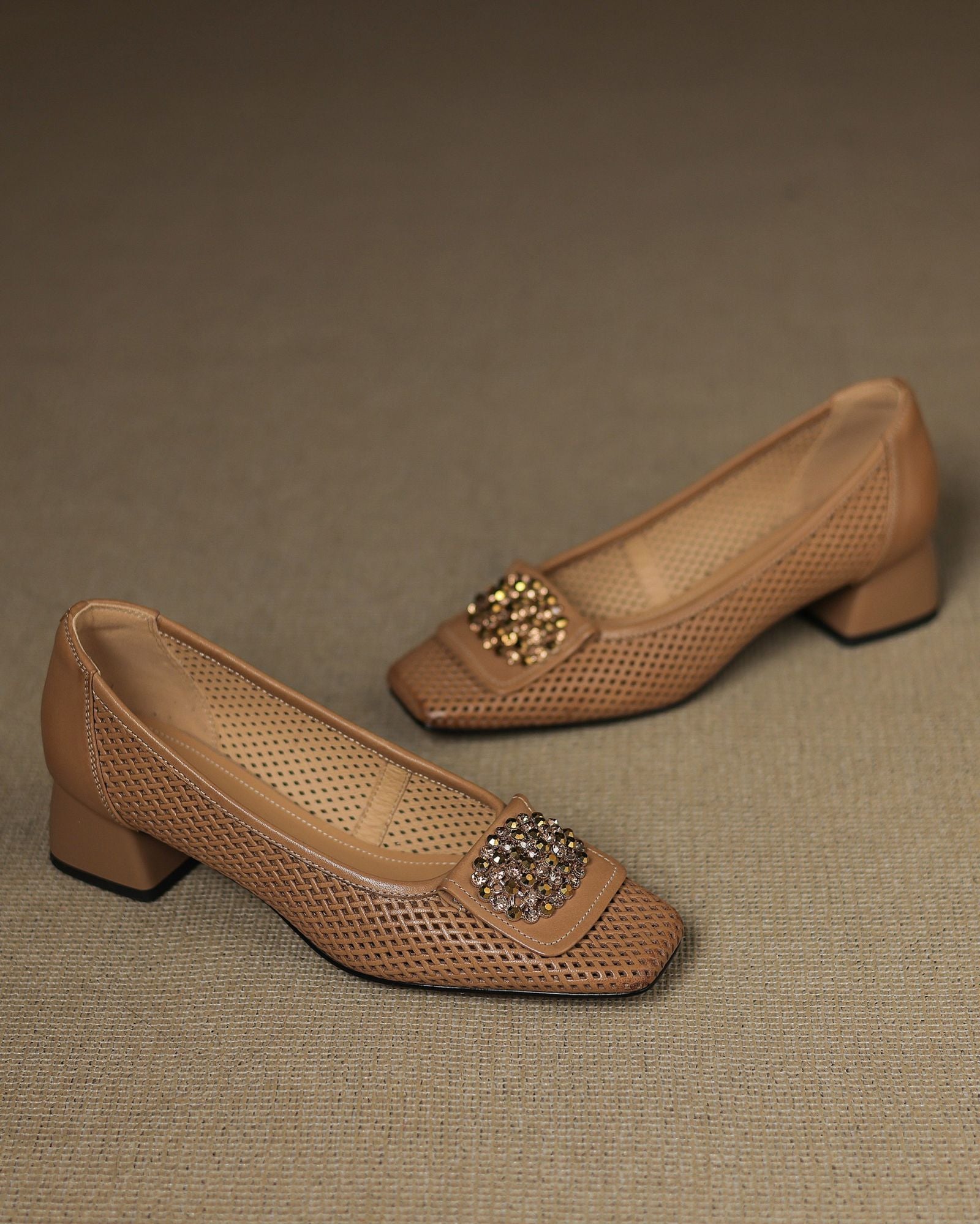 Lizar - Perforerade pumps med strass