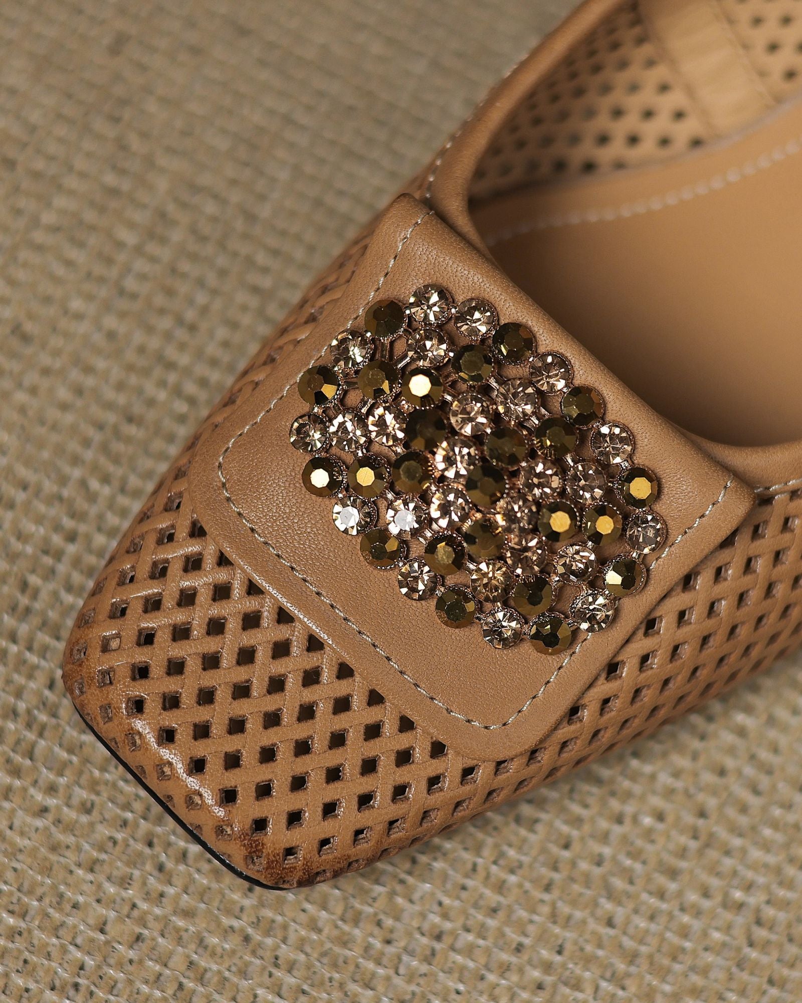Lizar - Perforerade pumps med strass