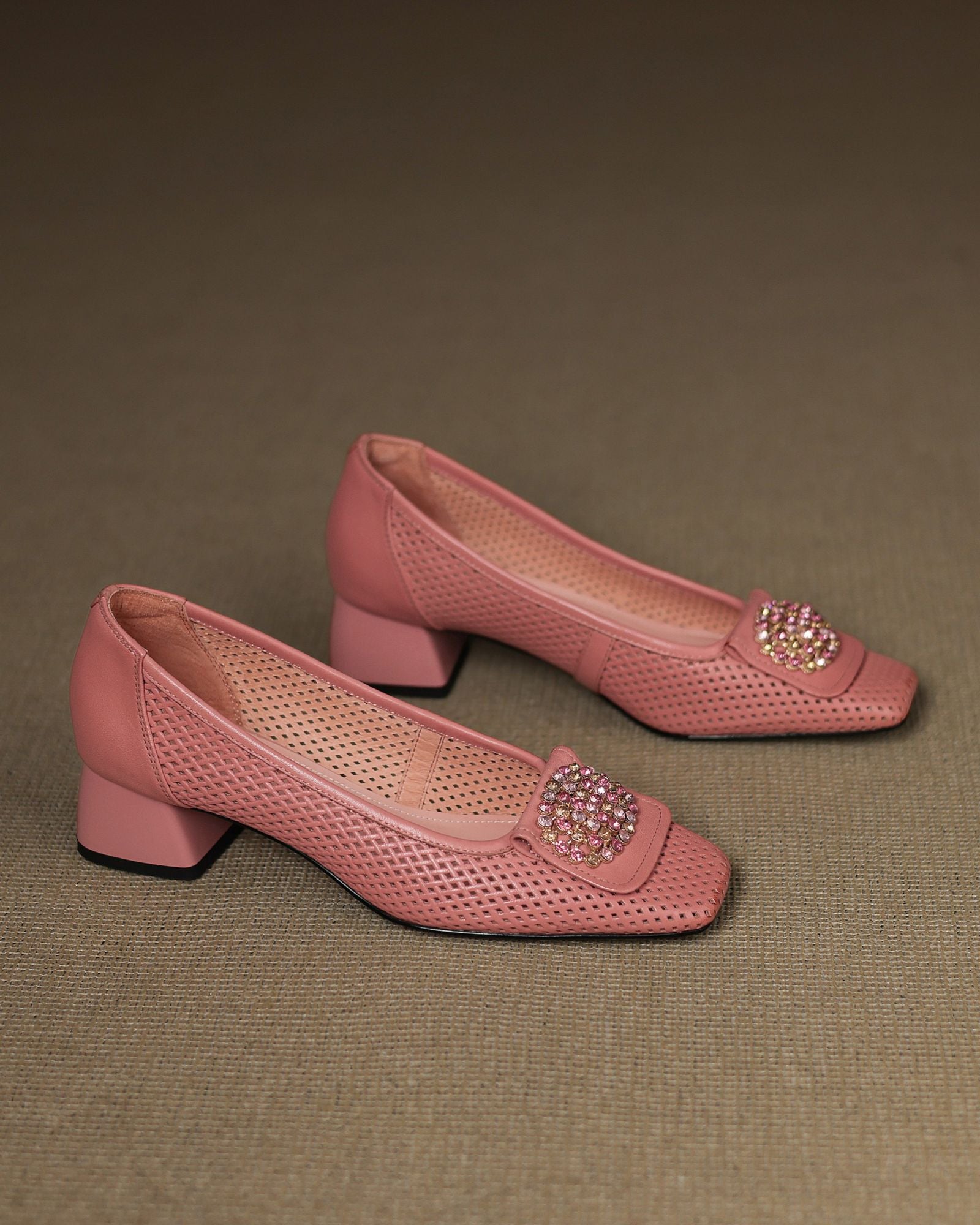 Lizar - Perforerade pumps med strass