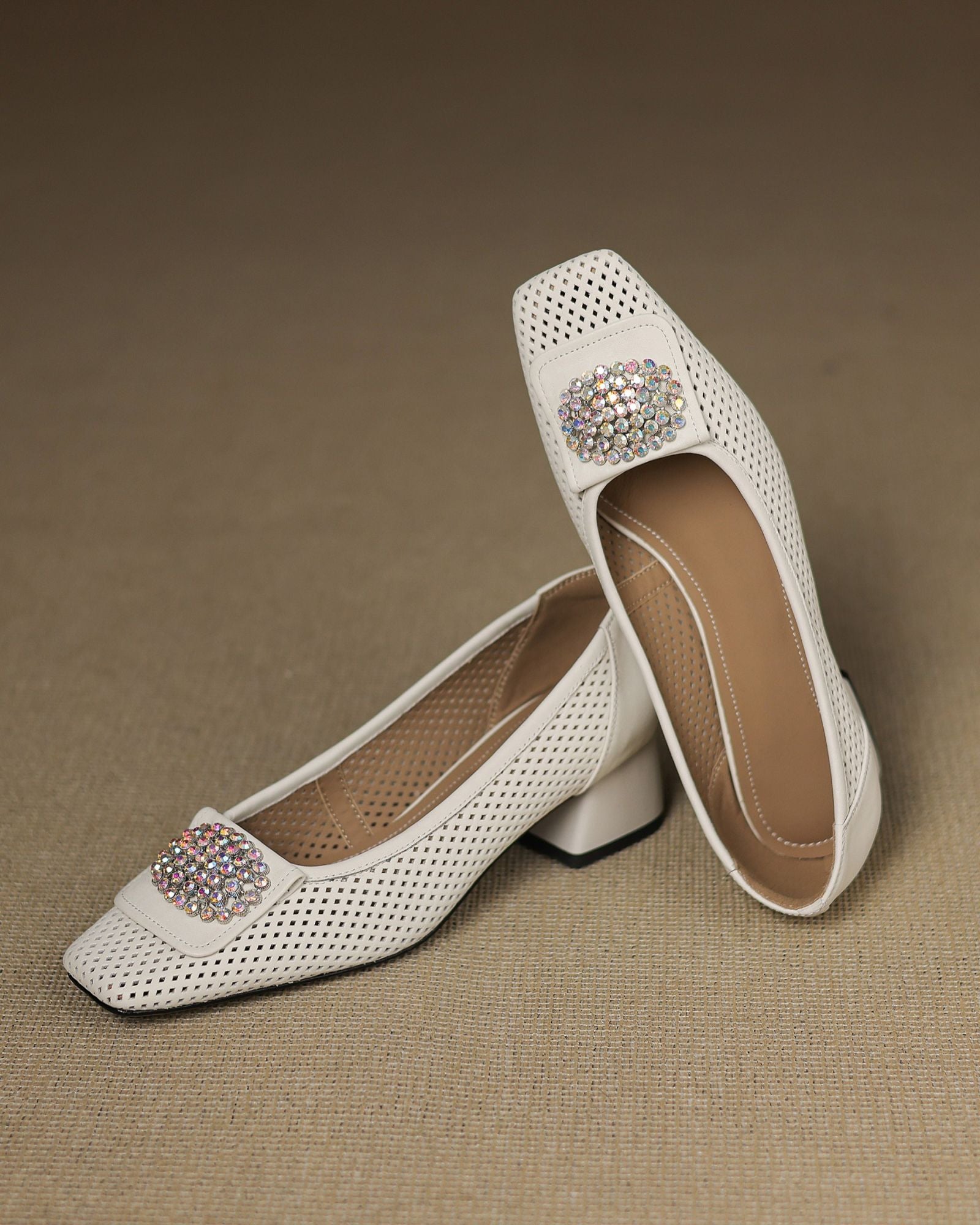 Lizar - Perforerade pumps med strass