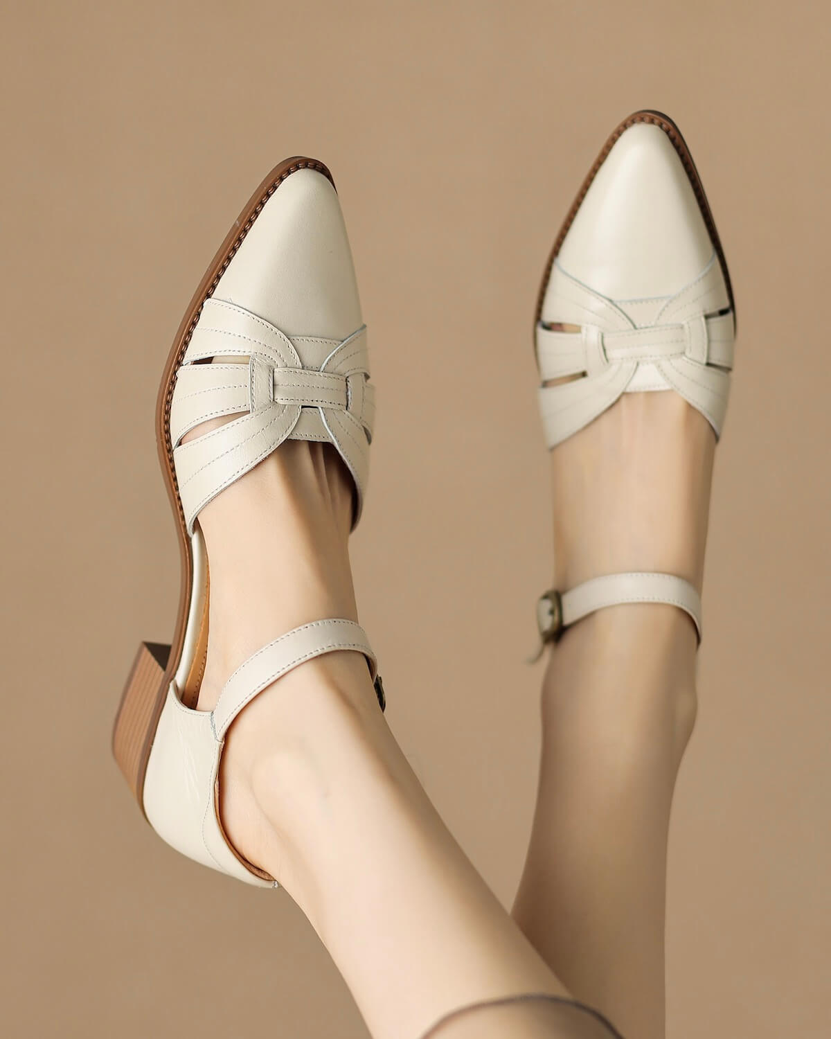 Mazo-white-leather-sandals-model-1